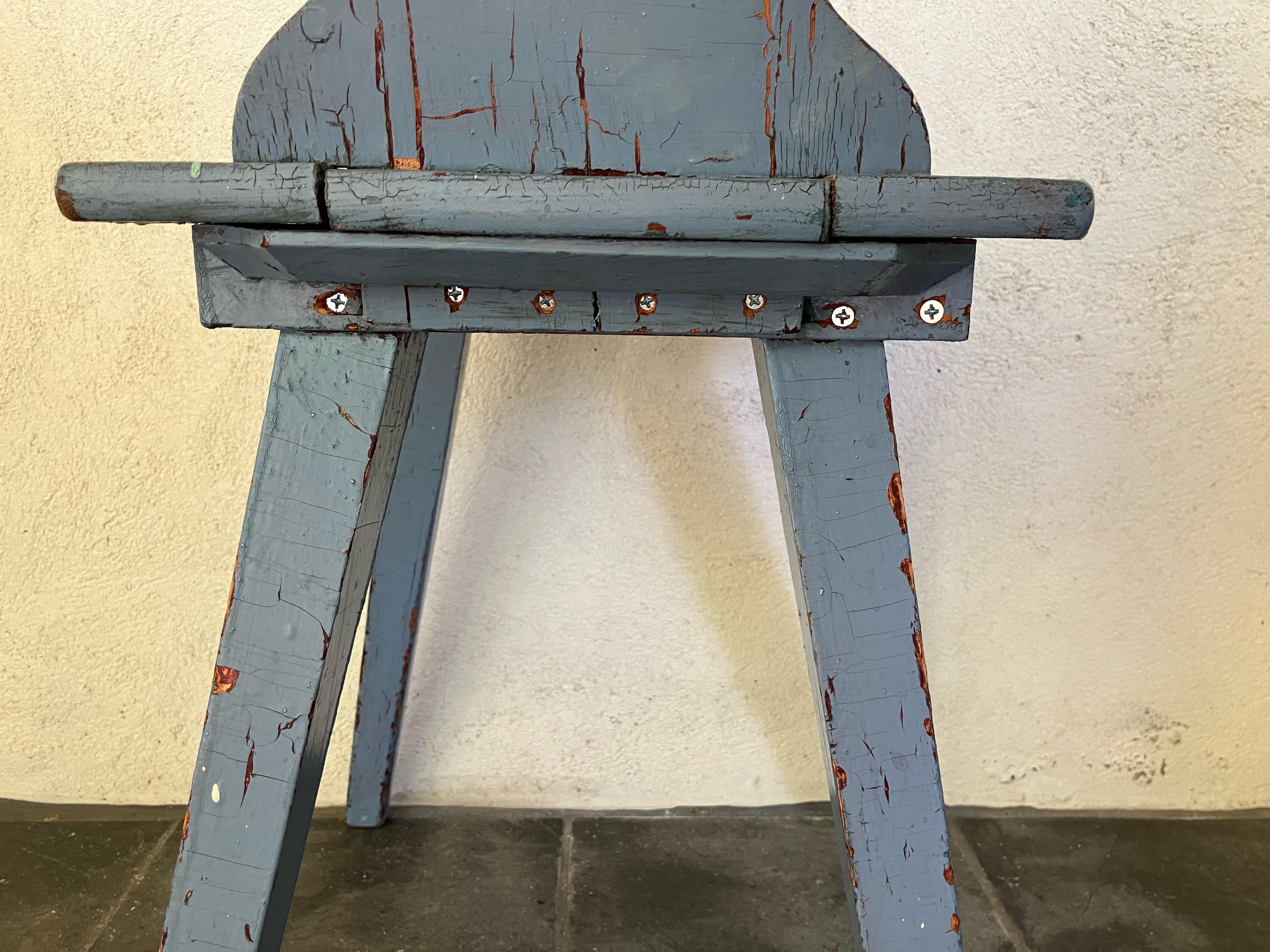 Skandinavischer blau lackierter Stuhl (Holz) im Angebot