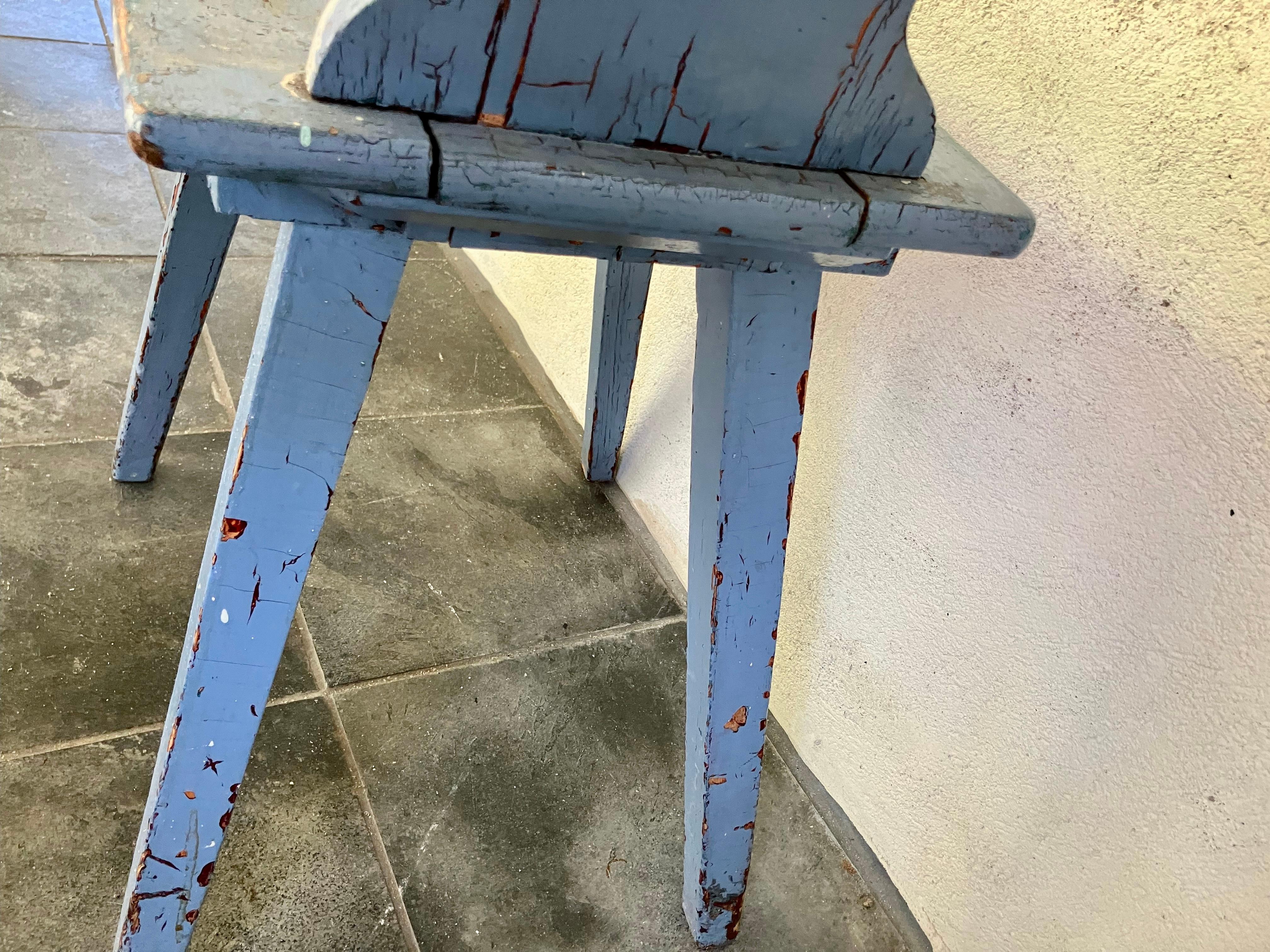 Skandinavischer blau lackierter Stuhl im Angebot 1