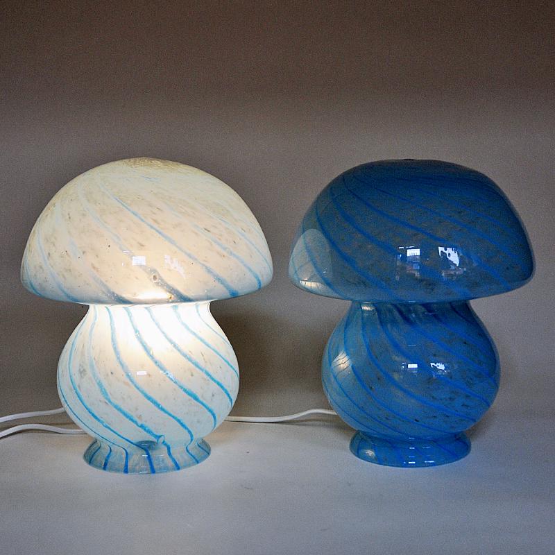 Scandinave moderne Paire de lampes de table scandinaves bleues en verre champignon des années 1970 en vente