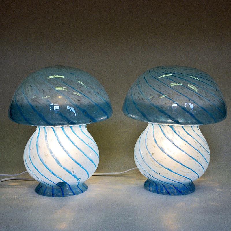 Paire de lampes de table scandinaves bleues en verre champignon des années 1970 en vente 1