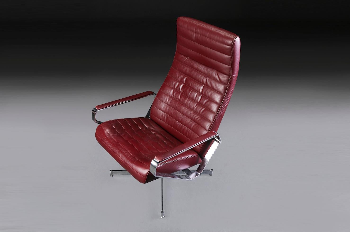 Scandinavian Bolia house design Vitesse office swivel leather chair and steel legs.