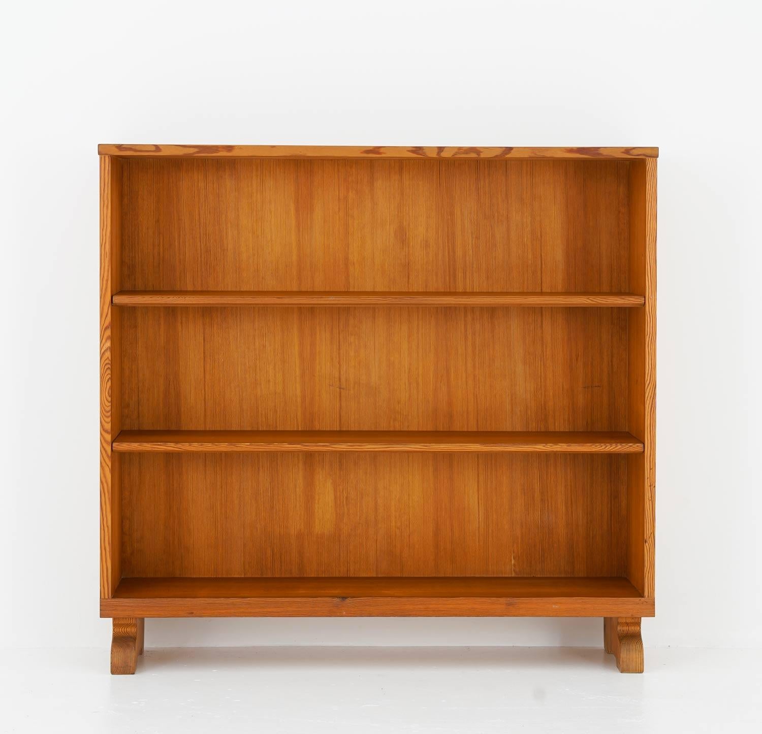 A beautiful shelf designed by Carl Malmsten, manufactured in his own studio, 1940s. 
This piece goes together well with pine furniture from other Swedish designers from the era, such as Axel Einar Hjorth.

Condition: Good original condition with