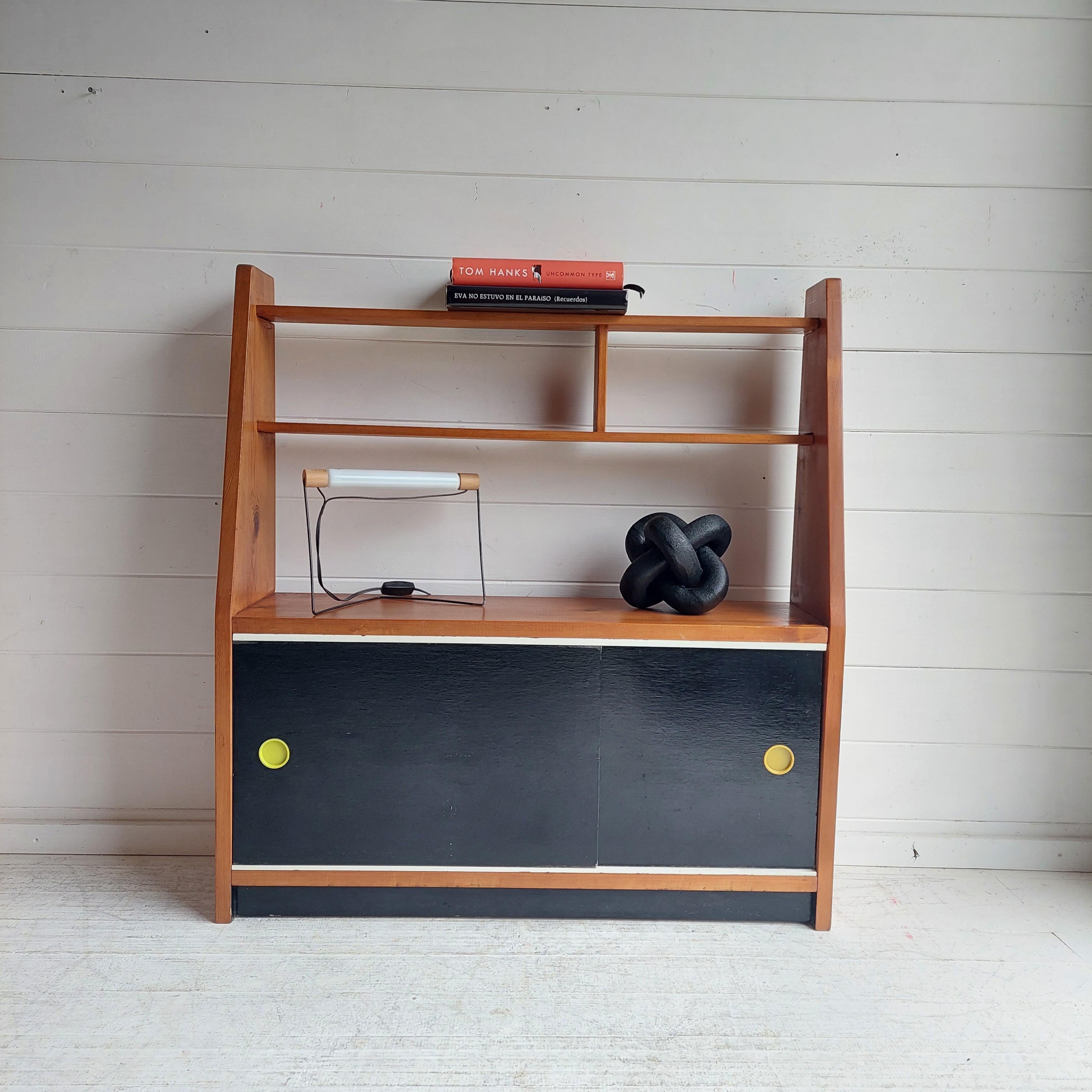 Very stylish and extremely useful compact Danish open bookshelf c1950/60.
A fantastic size that would work well in a bedroom or lounge. 

Designed in the style of Frantisek Jirak for the Czech publisher Tatra Nabytok. 
It was most probably produced