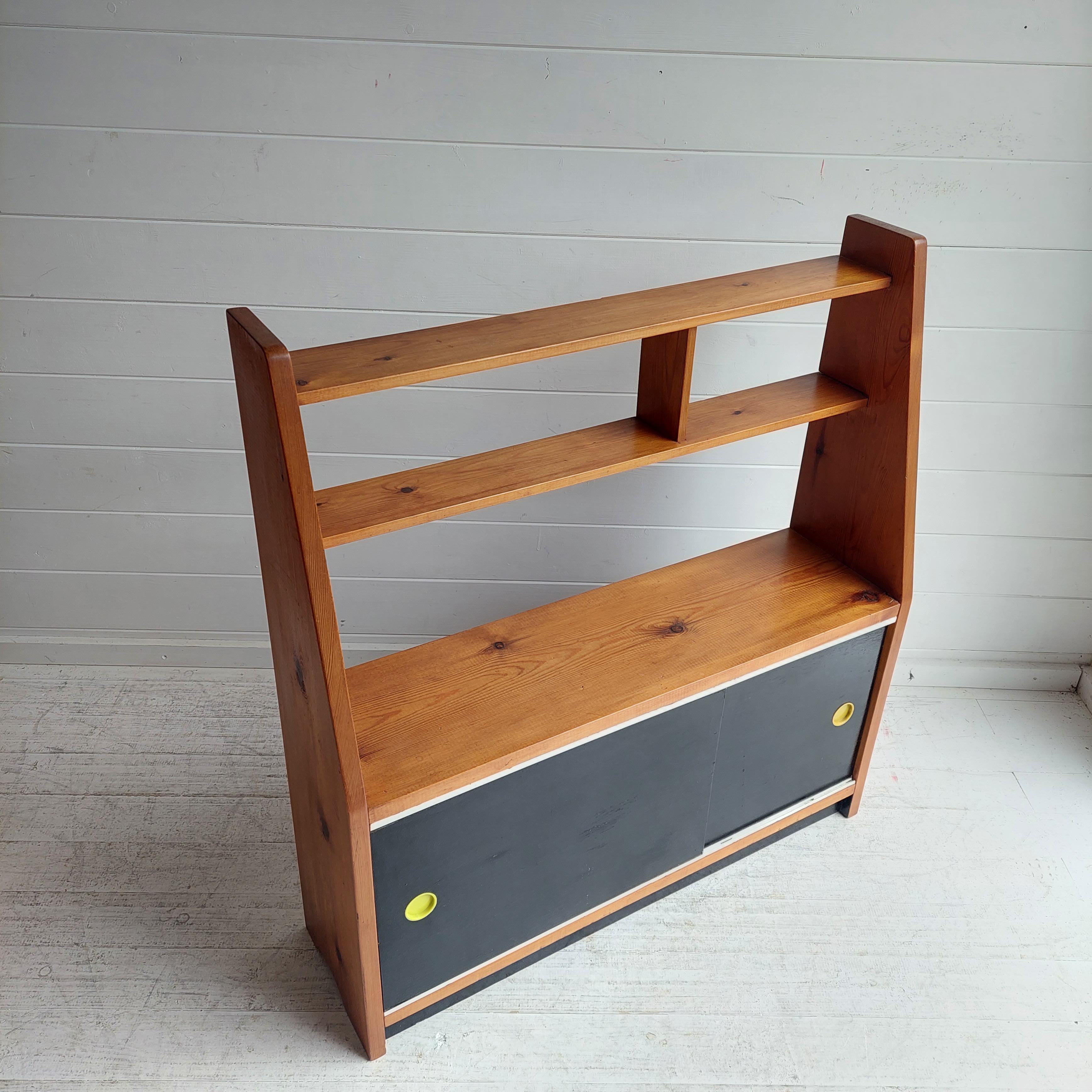 Scandinavian Bookcase in pine with sliding doors, Frantisek Jirak style 60s In Good Condition In Leamington Spa, GB
