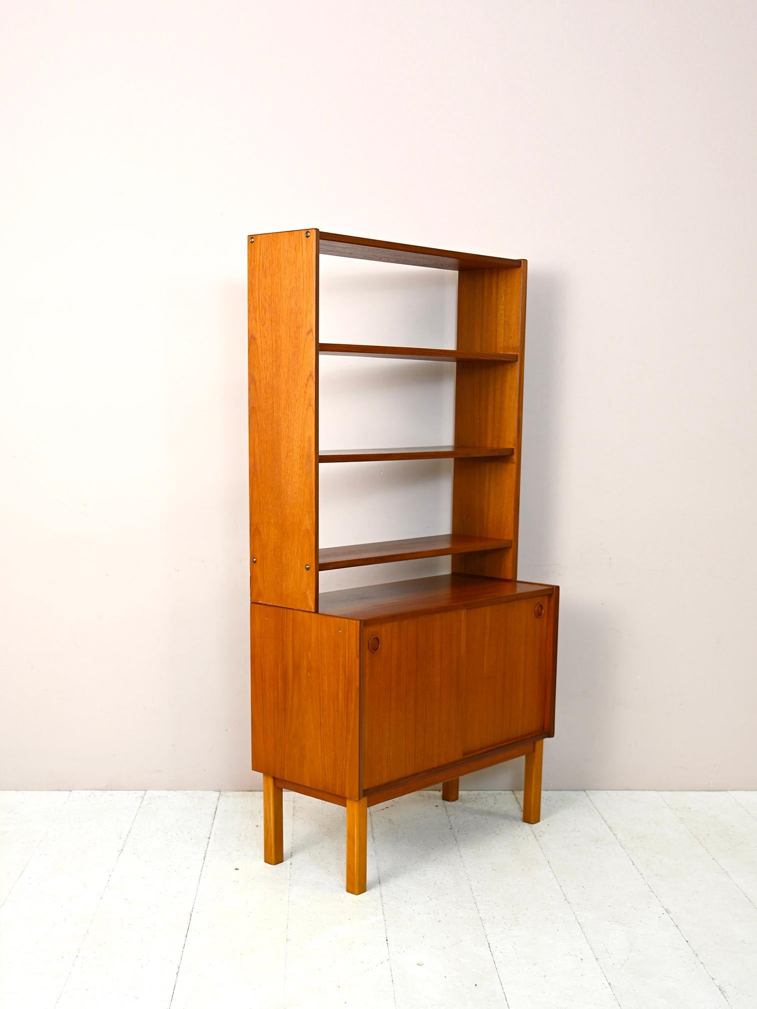 Scandinavian bookcase with cabinet In Good Condition For Sale In Brescia, IT