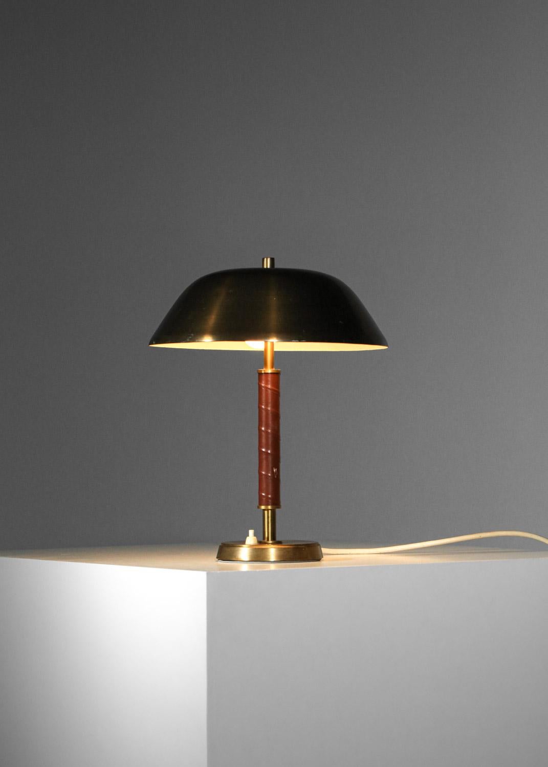 Scandinavian desk lamp from the 60s. Solid brass structure and shade. Central bar wrapped in brown leather. Beautiful vintage condition, with traces of oxidation and age on the brass (see photos). Original electrical system? we recommend two B22