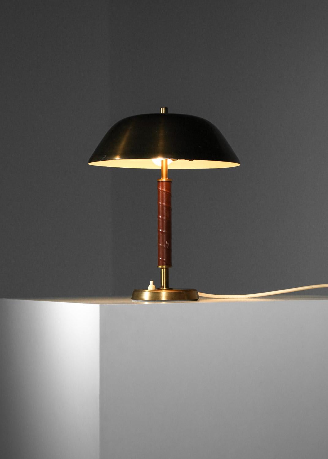 Scandinavian brass and leather Swedish table lamp In Good Condition For Sale In Lyon, FR