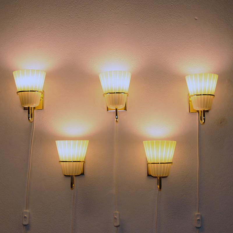 Skandinavische Wandlampe aus Messing und Opalglas 1950er Jahre, Stück (Skandinavische Moderne) im Angebot