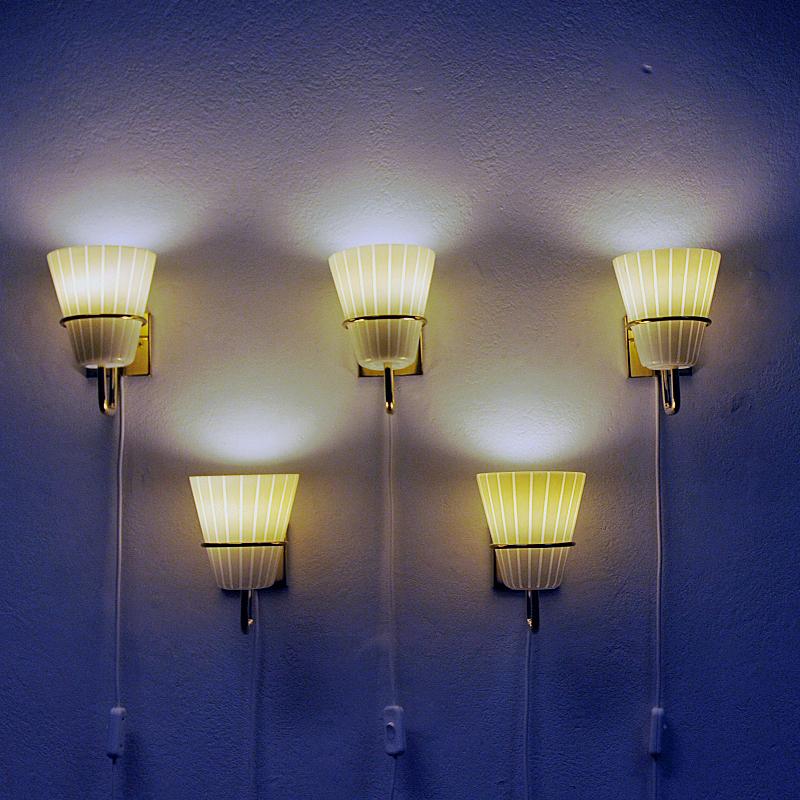 Skandinavische Wandlampe aus Messing und Opalglas 1950er Jahre, Stück (Poliert) im Angebot