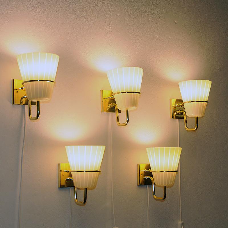 Skandinavische Wandlampe aus Messing und Opalglas 1950er Jahre, Stück im Angebot 1