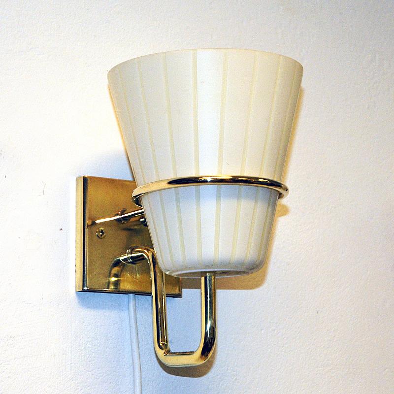 Skandinavische Wandlampe aus Messing und Opalglas 1950er Jahre, Stück im Angebot 3