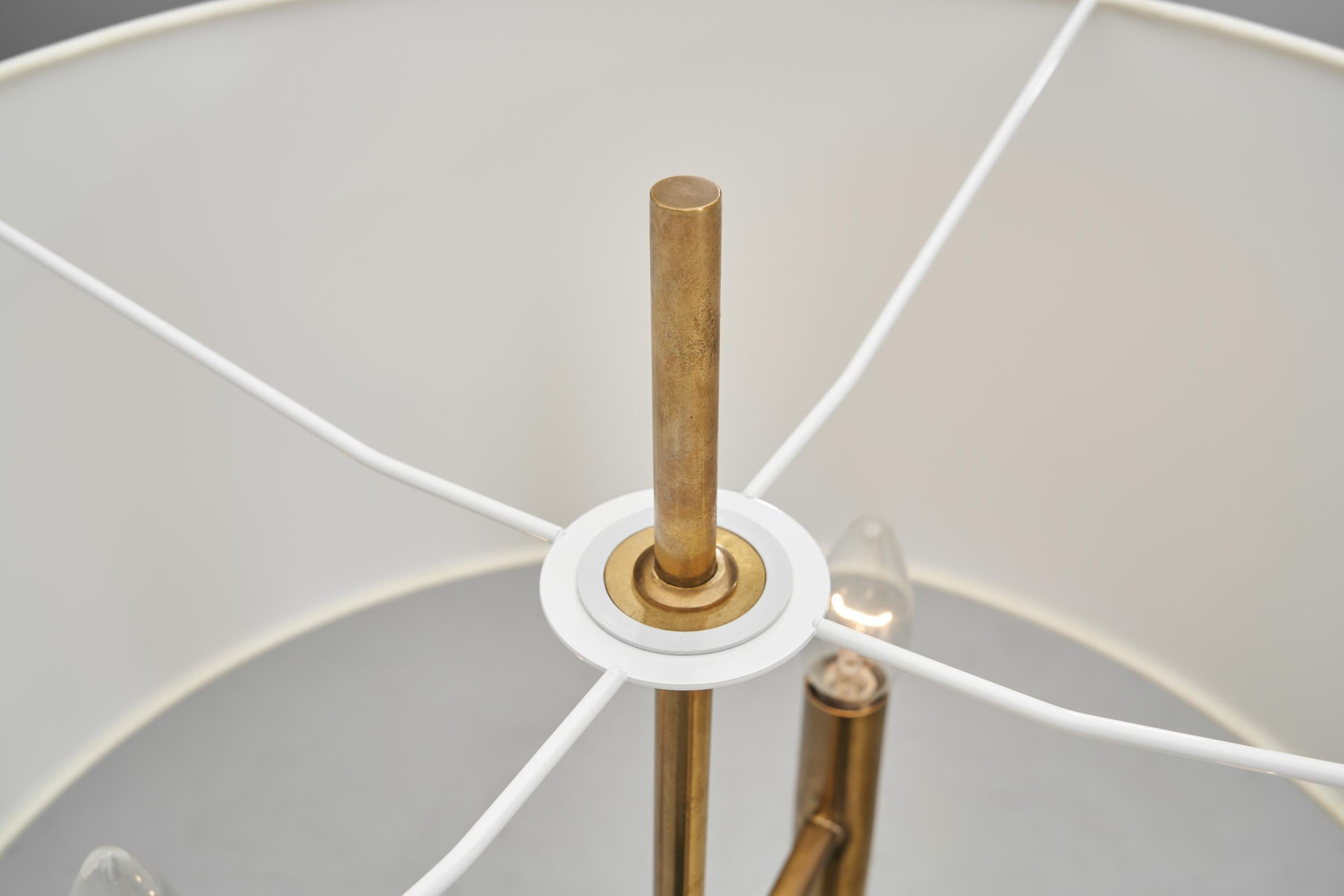 Lampadaire scandinave en laiton avec base circulaire, Scandinavie 20e siècle en vente 3