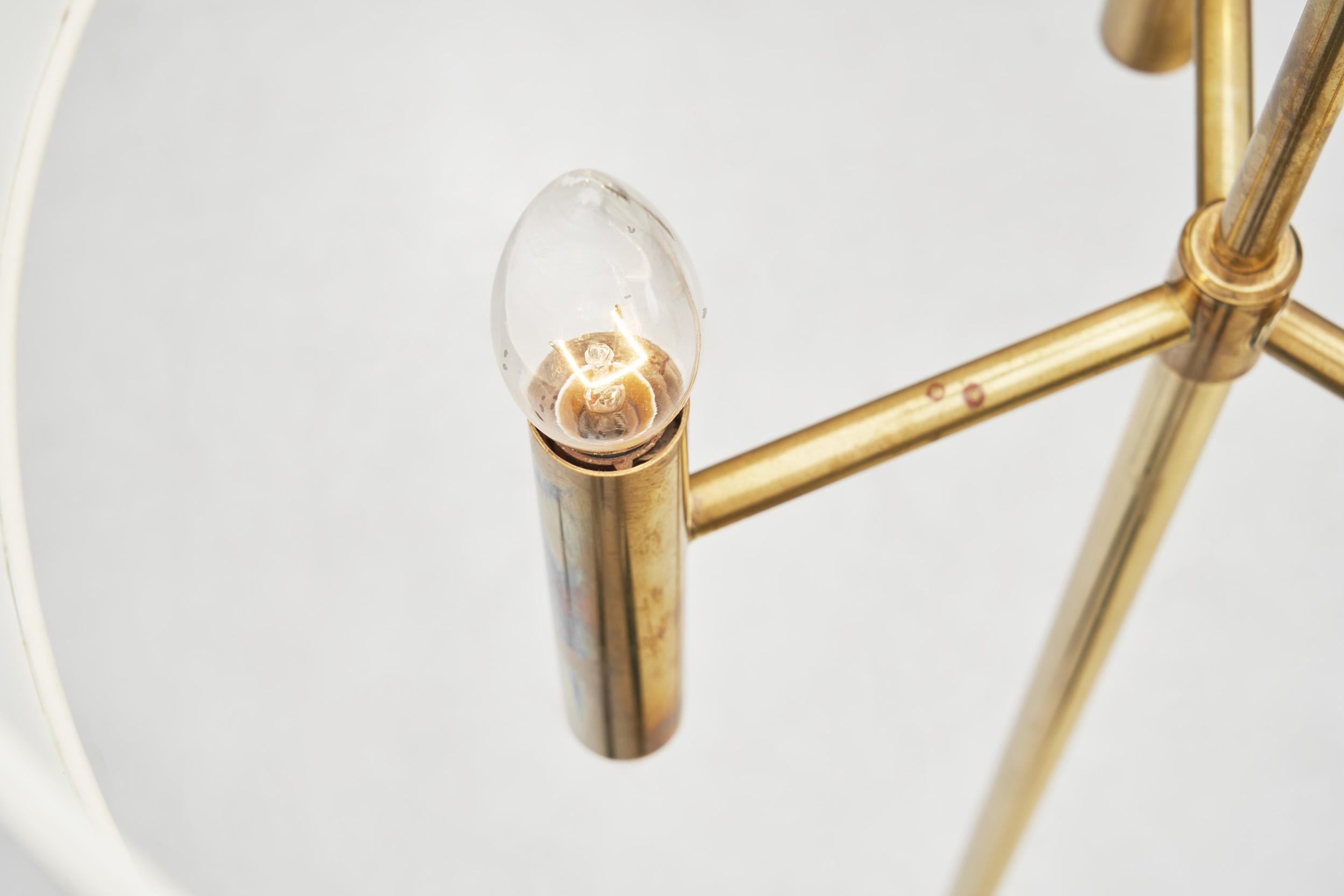 Lampadaire scandinave en laiton avec base circulaire, Scandinavie 20e siècle en vente 5