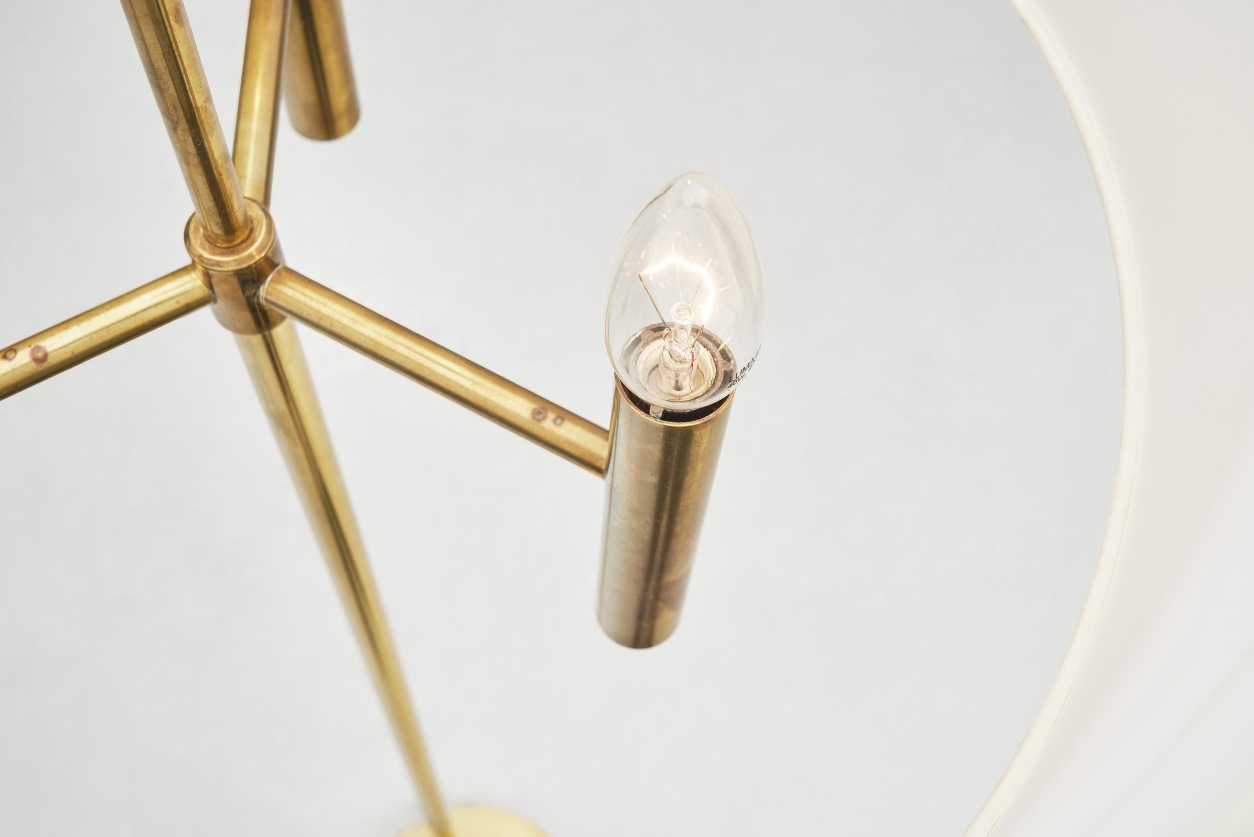 Lampadaire scandinave en laiton avec base circulaire, Scandinavie 20e siècle en vente 7