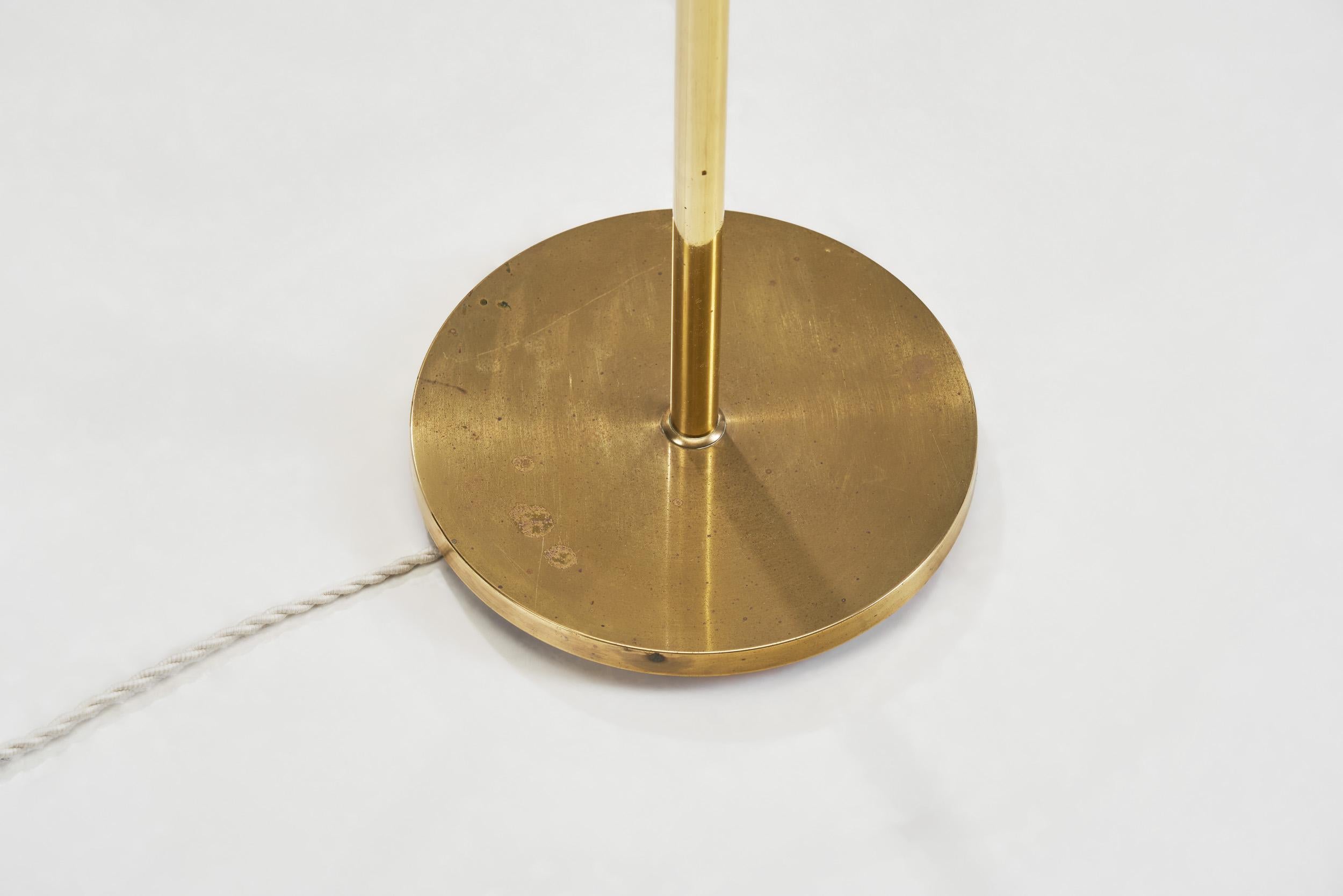 Lampadaire scandinave en laiton avec base circulaire, Scandinavie 20e siècle en vente 8