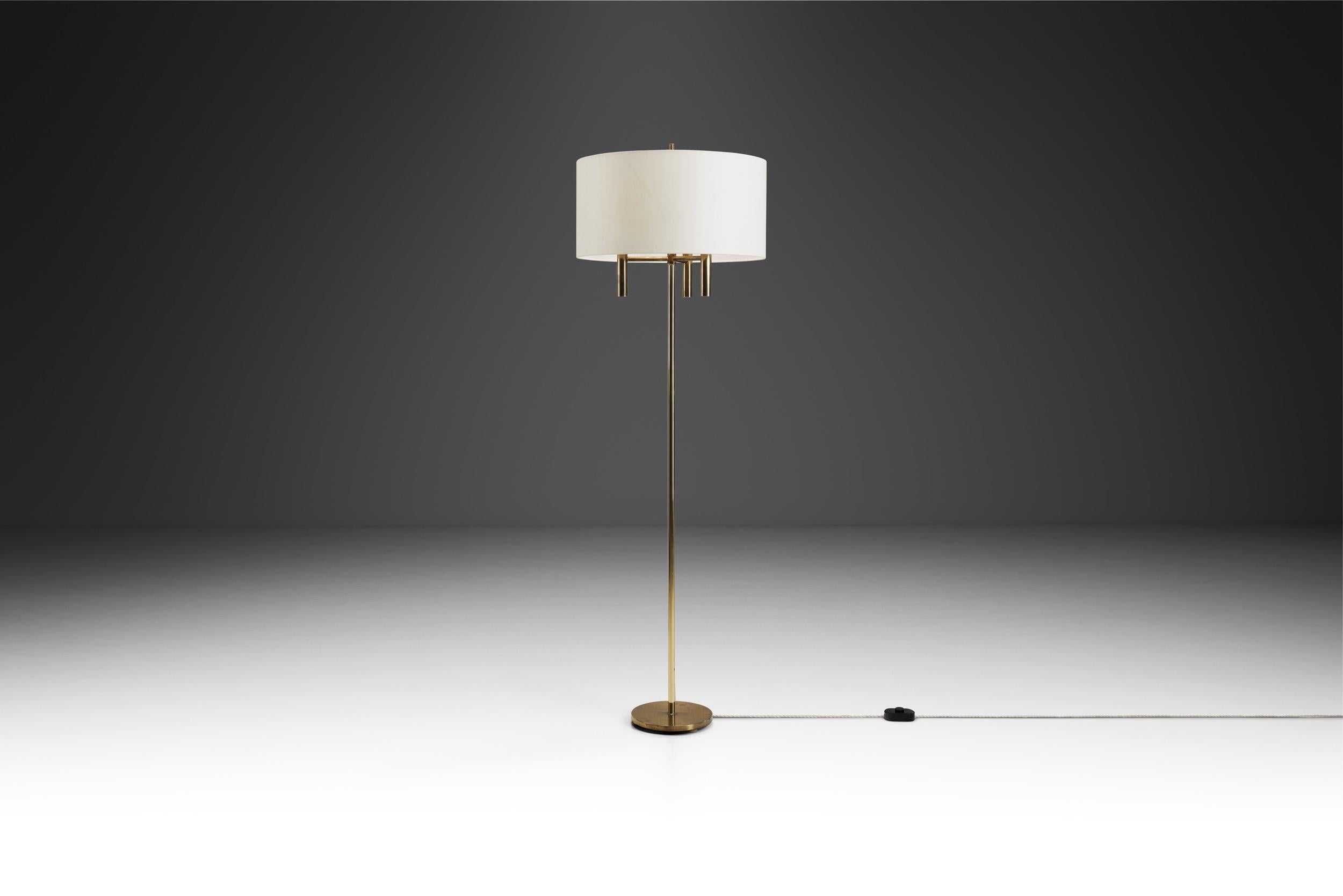 Scandinave moderne Lampadaire scandinave en laiton avec base circulaire, Scandinavie 20e siècle en vente