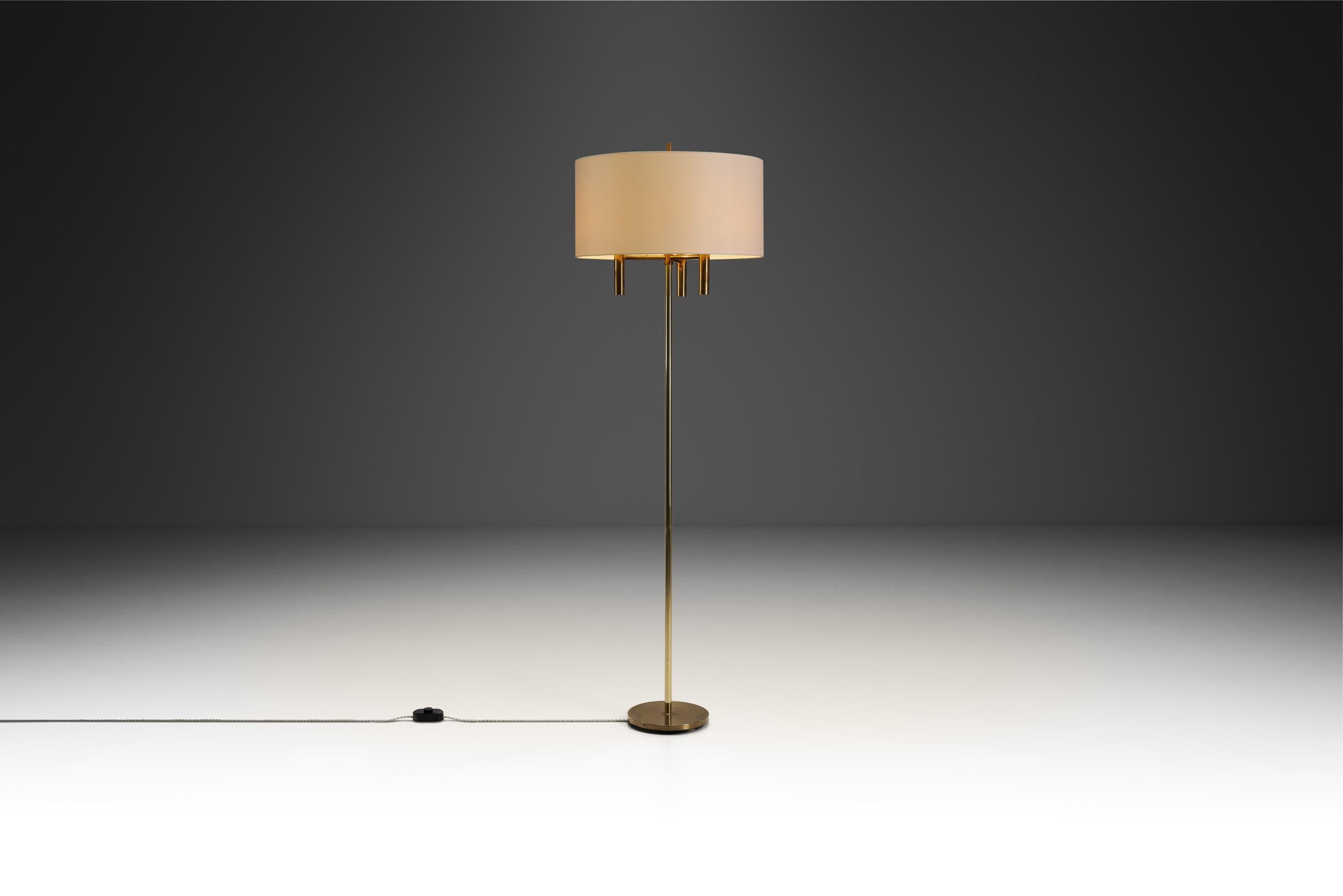 Scandinave Lampadaire scandinave en laiton avec base circulaire, Scandinavie 20e siècle en vente