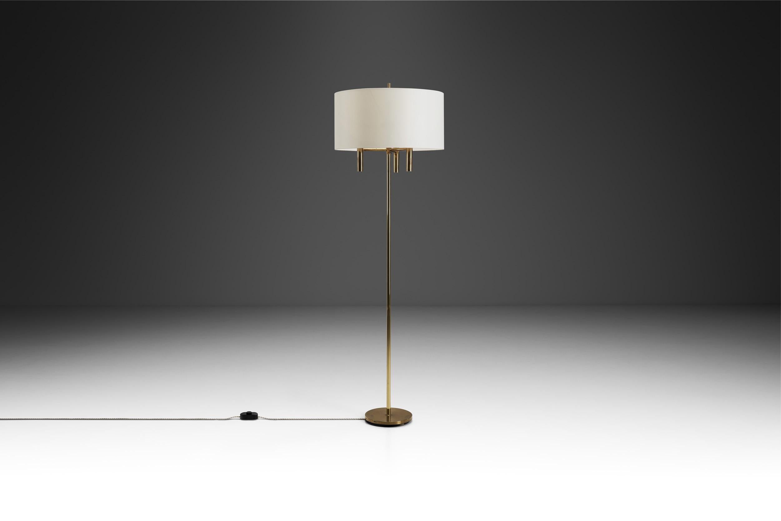Lampadaire scandinave en laiton avec base circulaire, Scandinavie 20e siècle Bon état - En vente à Utrecht, NL