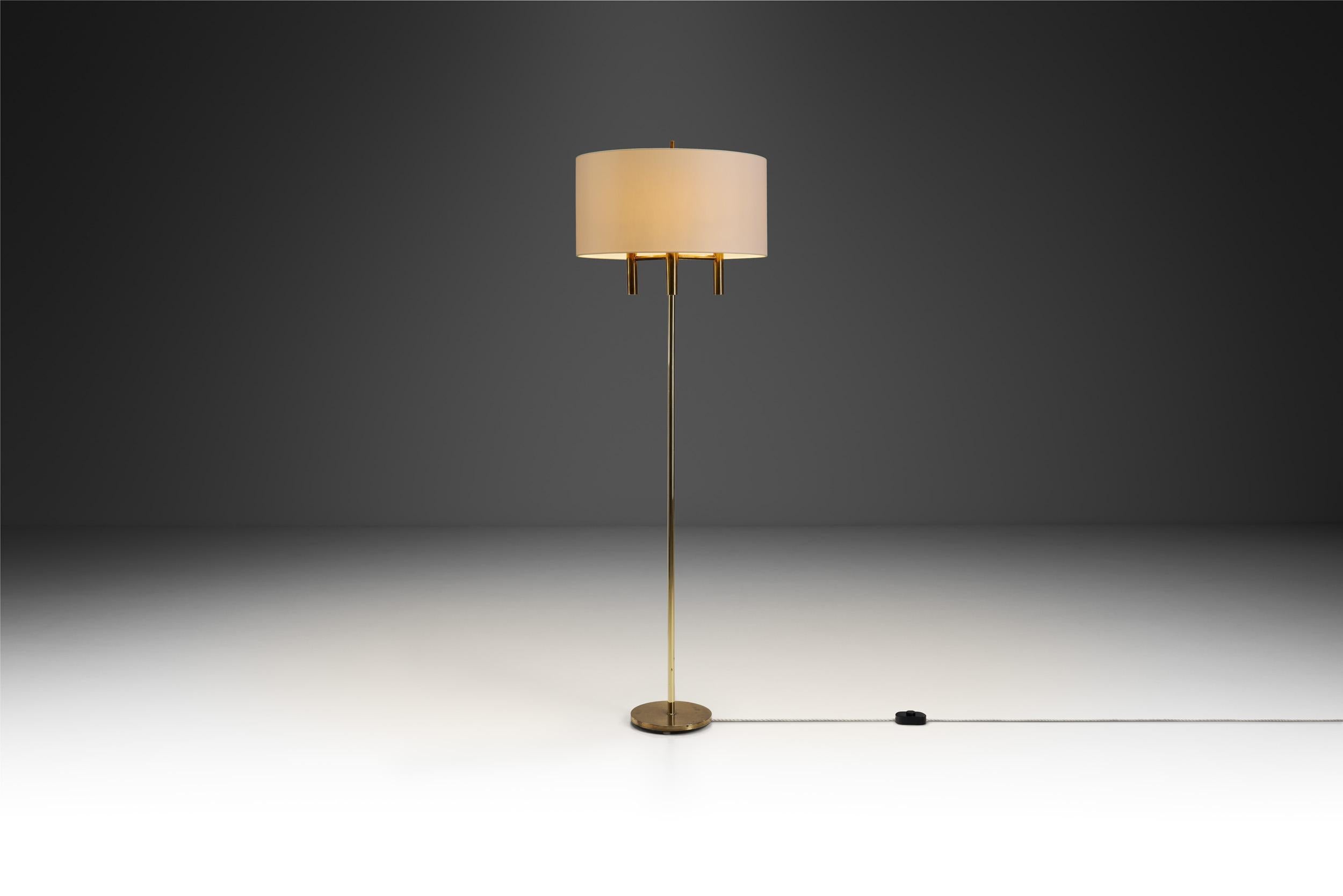 20ième siècle Lampadaire scandinave en laiton avec base circulaire, Scandinavie 20e siècle en vente