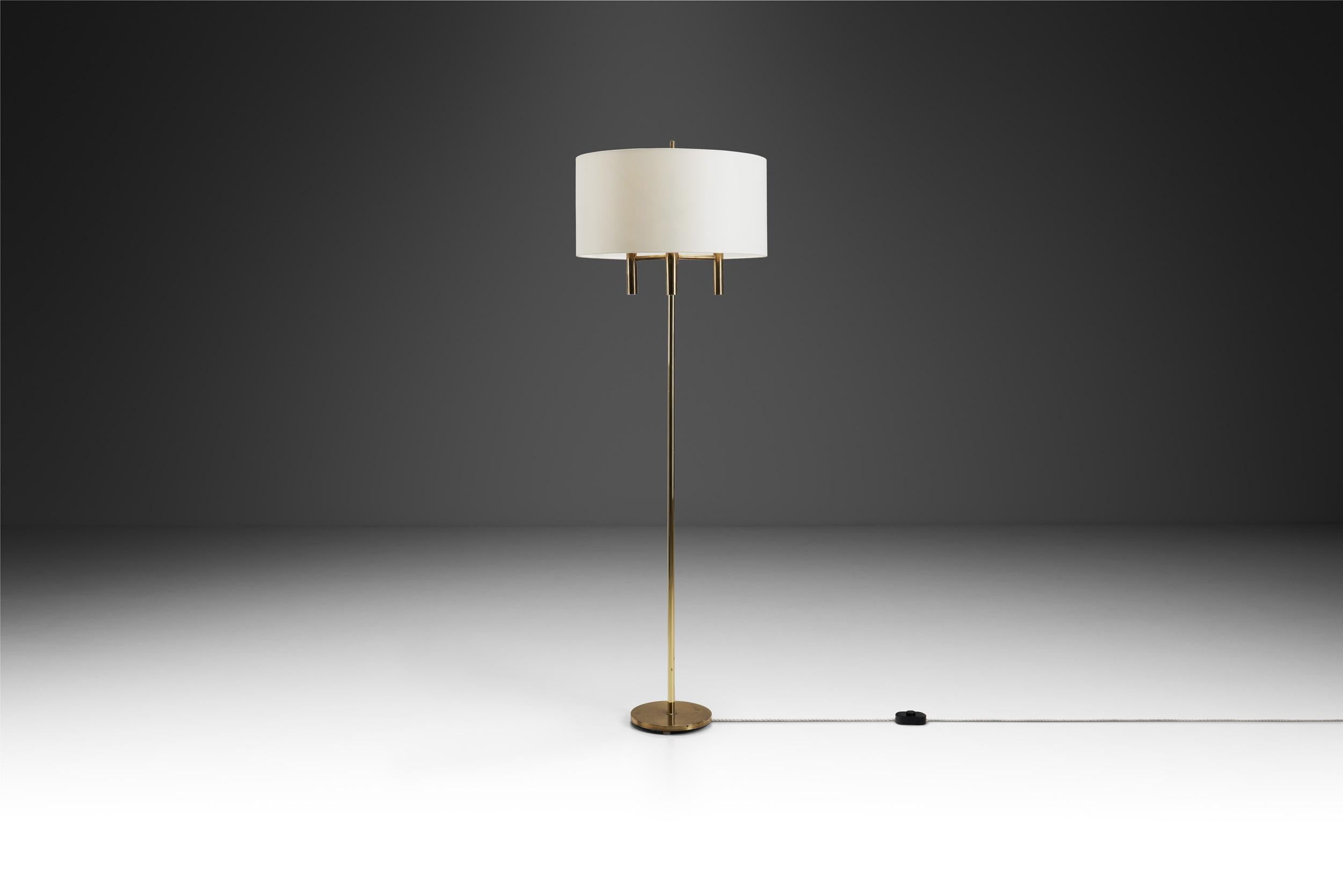 Laiton Lampadaire scandinave en laiton avec base circulaire, Scandinavie 20e siècle en vente