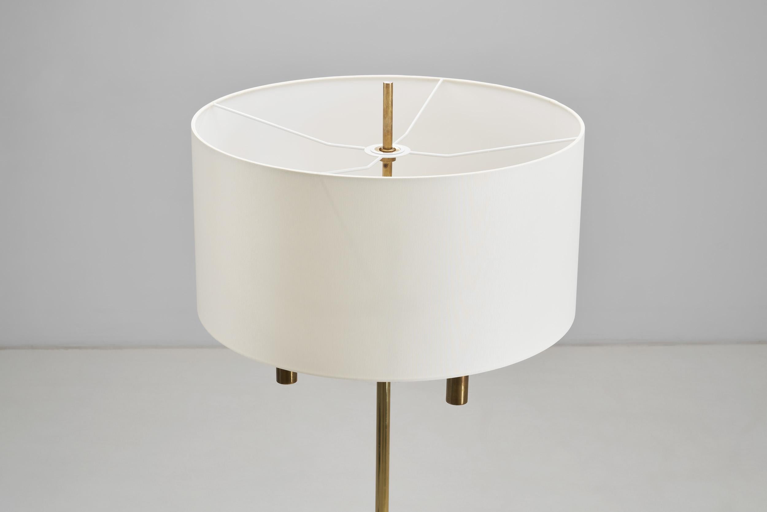 Lampadaire scandinave en laiton avec base circulaire, Scandinavie 20e siècle en vente 1