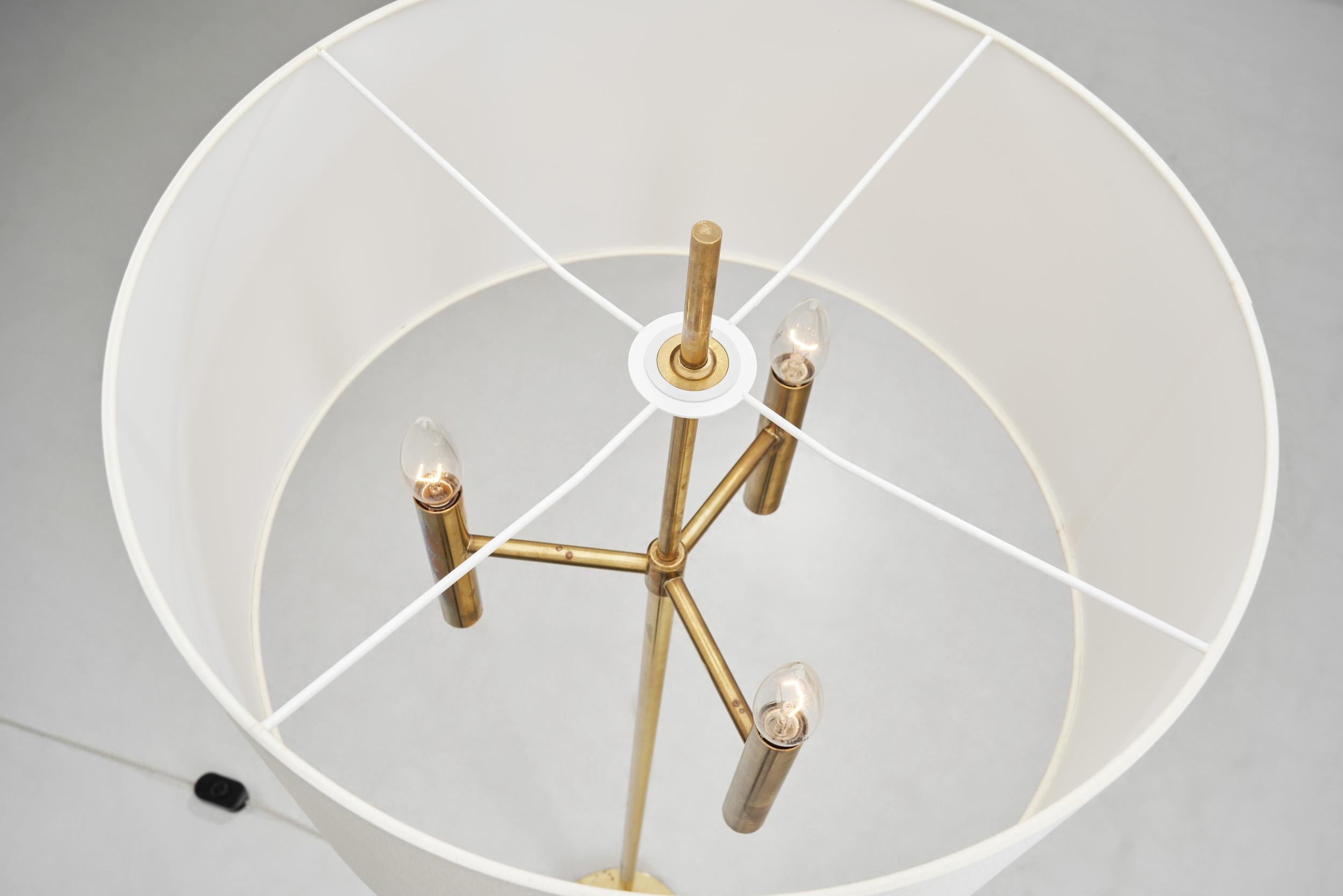 Lampadaire scandinave en laiton avec base circulaire, Scandinavie 20e siècle en vente 2