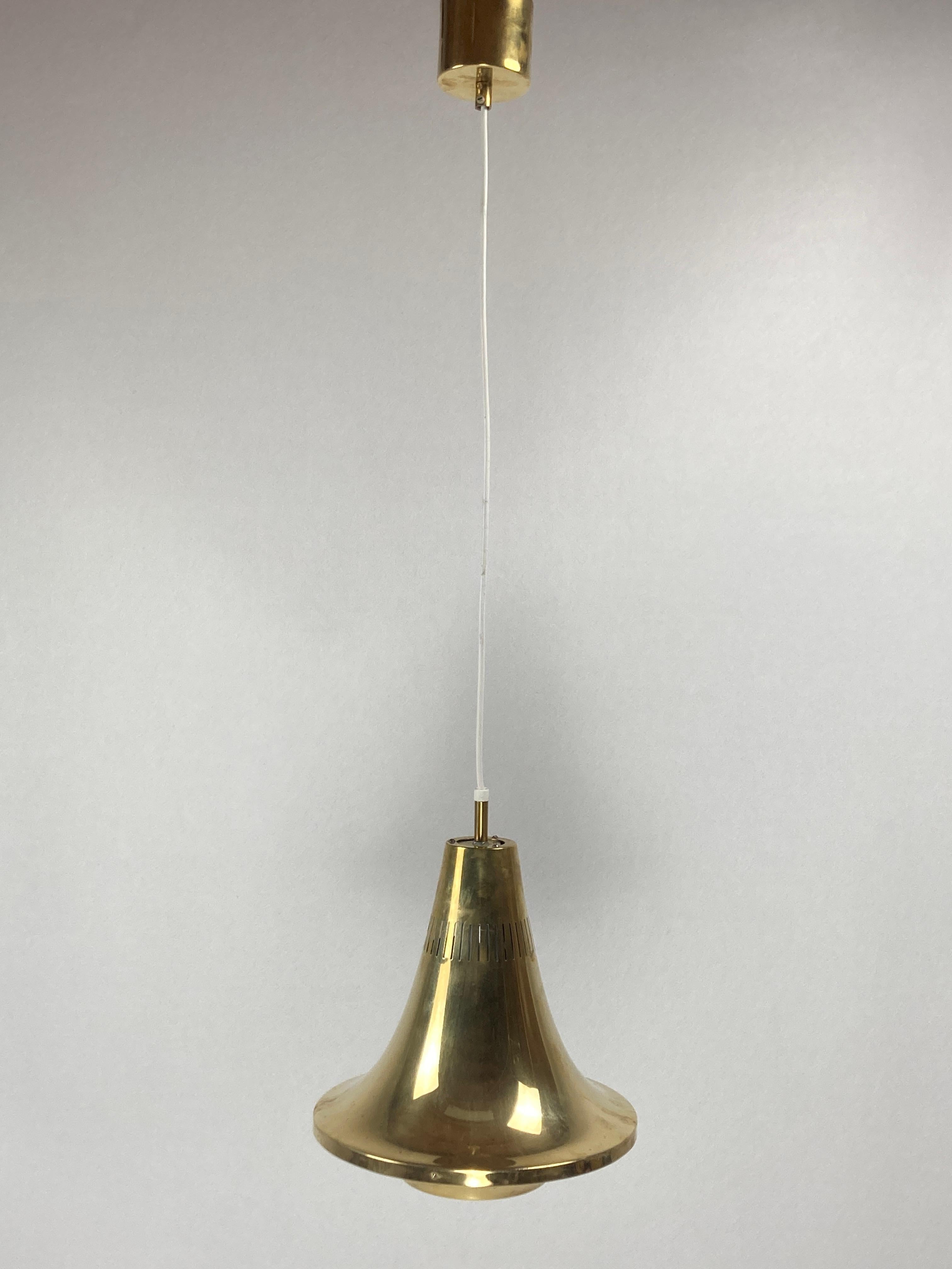 Splendido pendente in ottone patinato di Hans Agne Jakobson per Markaryd, Svezia anni '60. Come si può vedere nelle foto, questa lampada è piena di patina ma non presenta graffi o scalfitture, mentre la calotta del soffitto è fortemente patinata. La