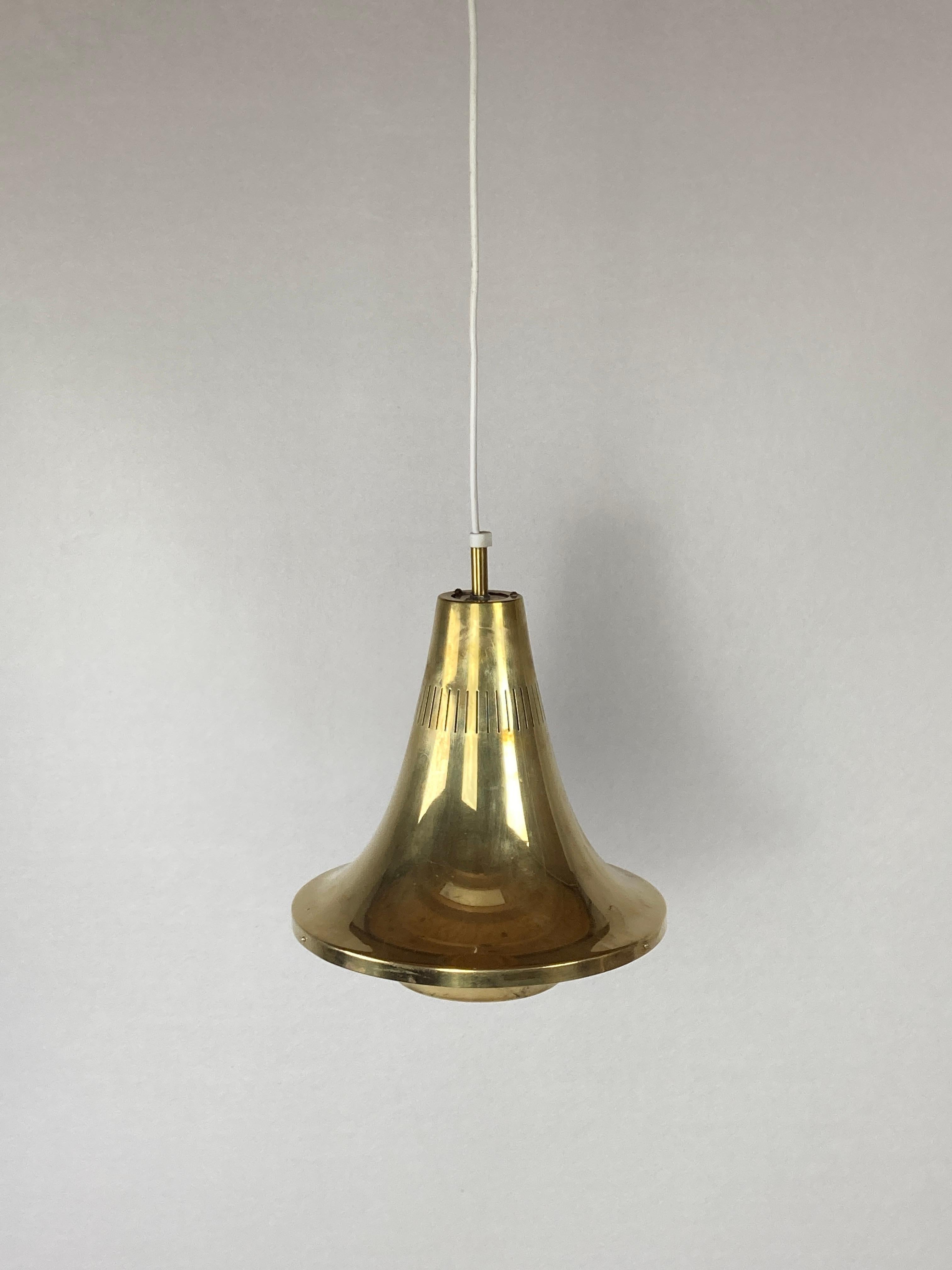 Svedese Lampada a sospensione scandinava in ottone di Hans-Agne Jakobsson, Svezia anni '60 in vendita