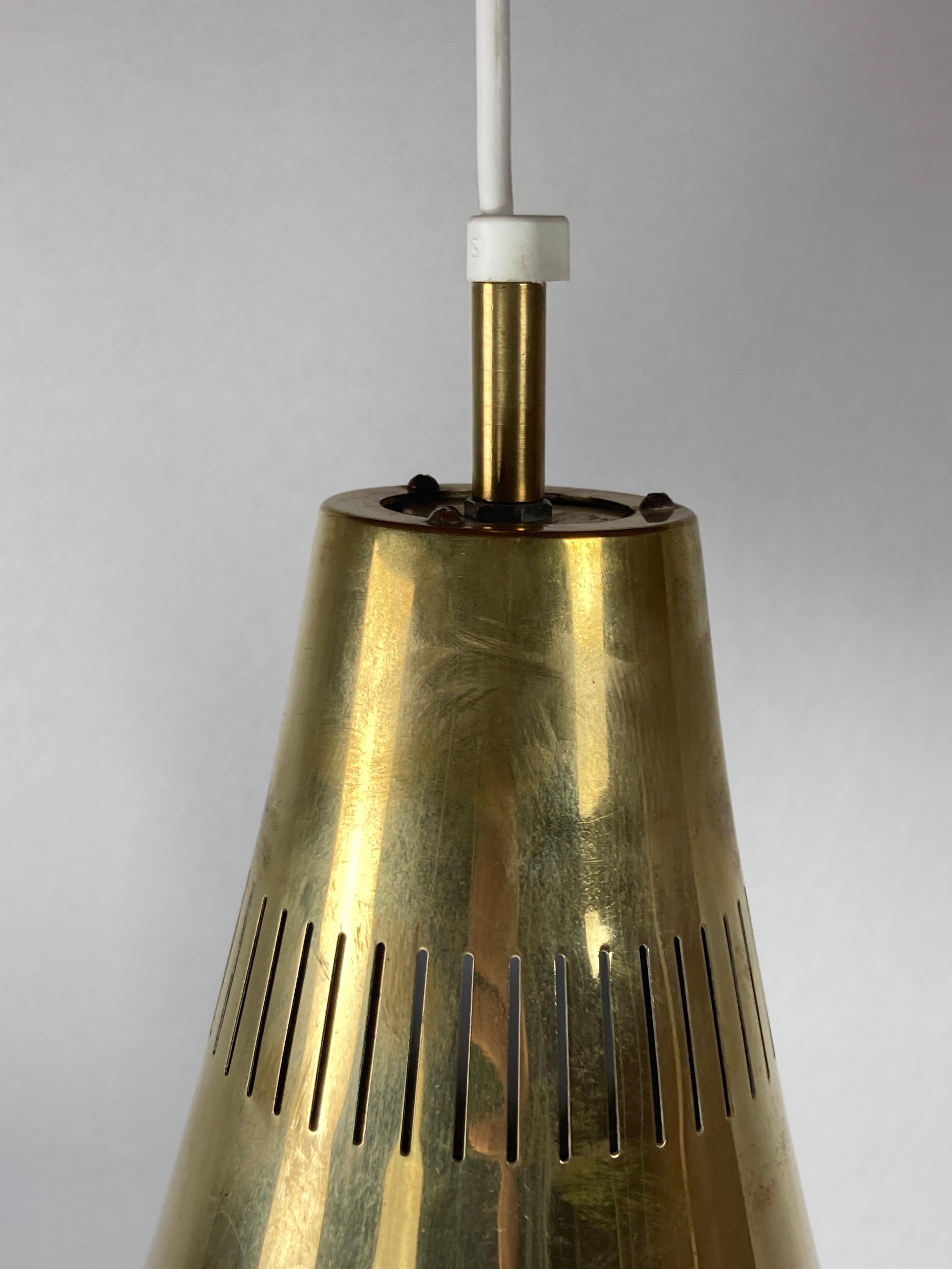Lampada a sospensione scandinava in ottone di Hans-Agne Jakobsson, Svezia anni '60 In condizioni buone in vendita a Zaandam, NL