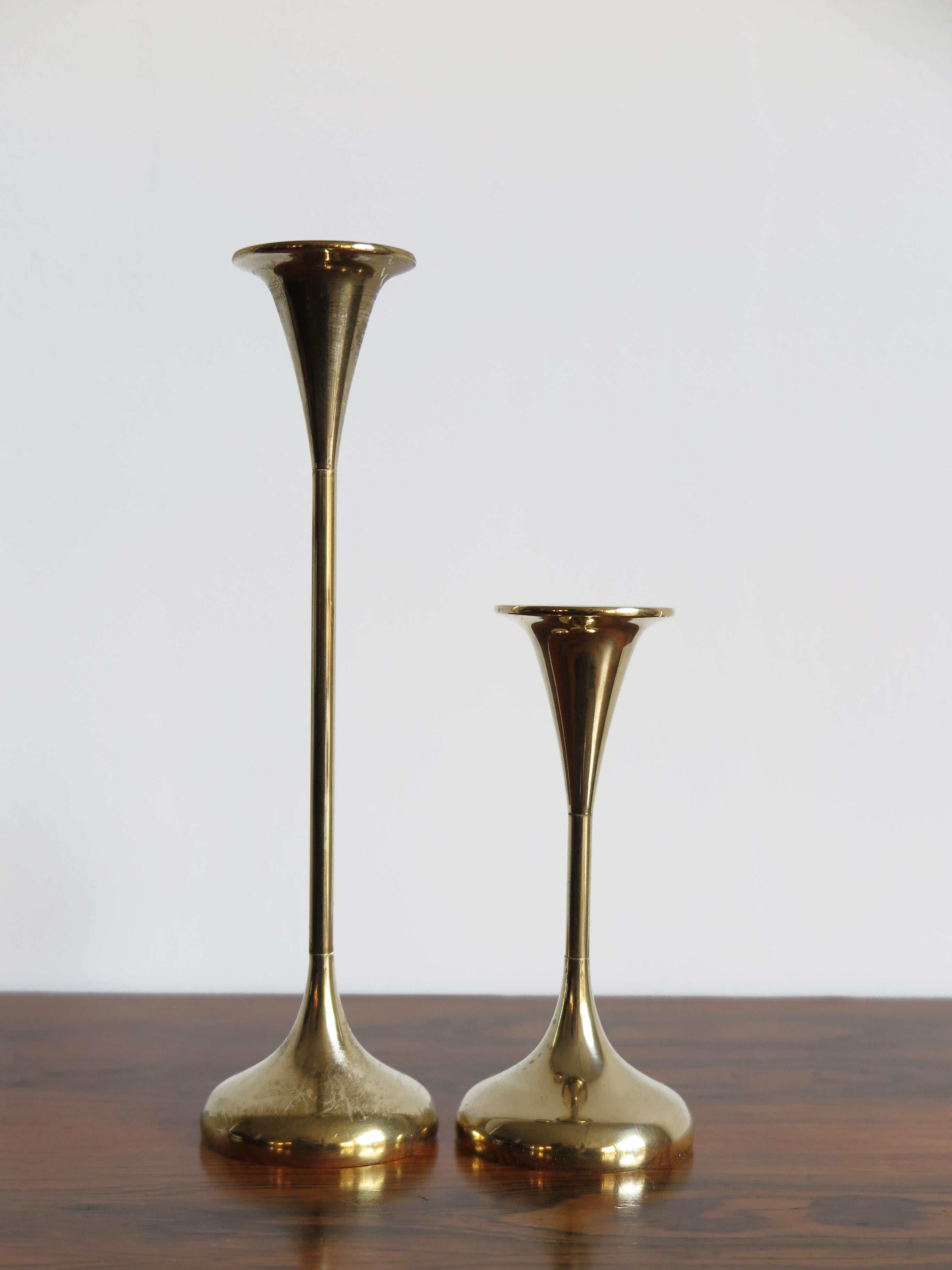 Set of two solid brass Scandinavian Mid-Century Modern design candle holders, Denmark 1950 c.a.
Please note that the items are original of the period and this shows normal signs of age and use.