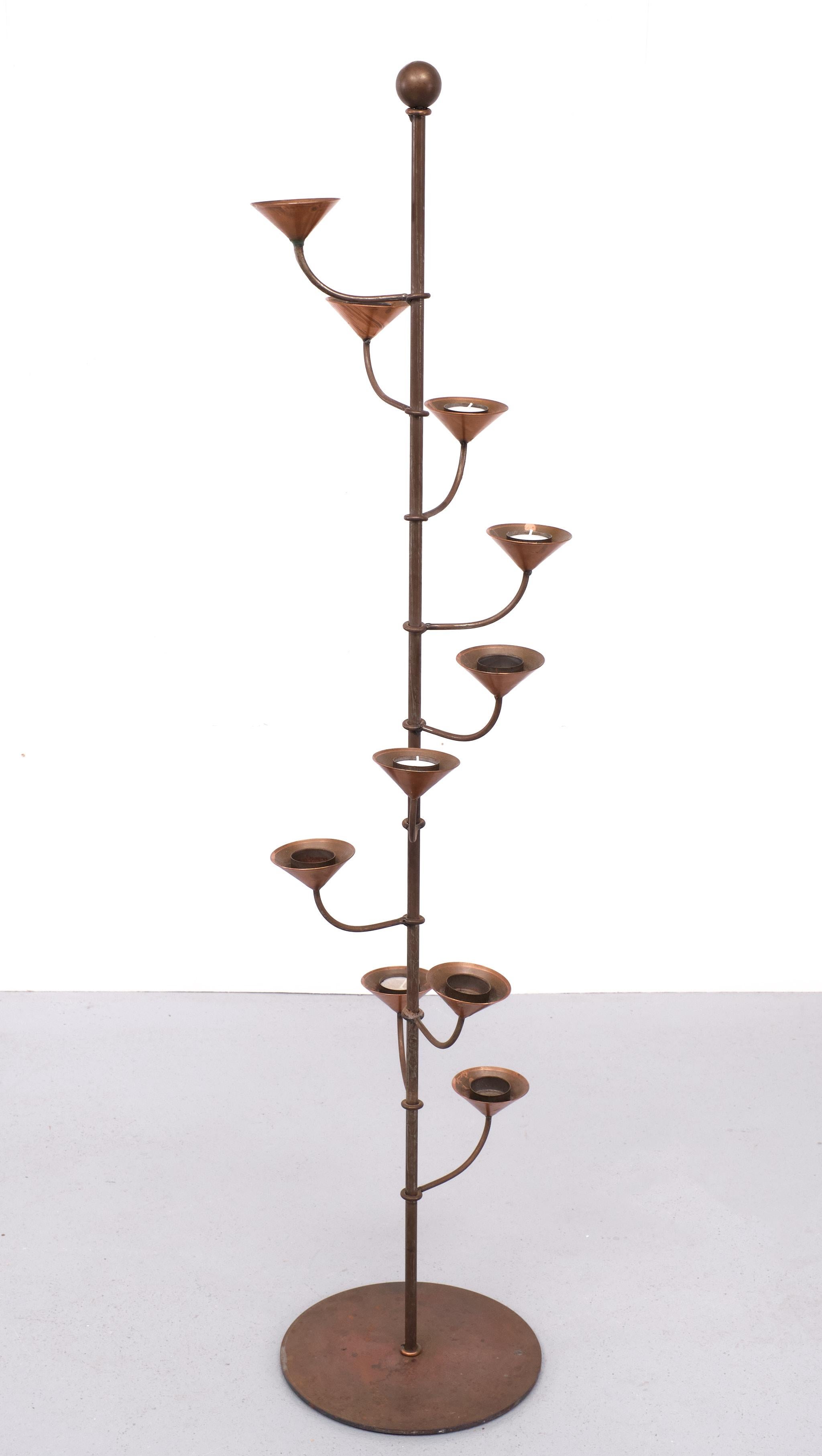 Bellissimo bastone da candela in piedi del Mid Century Modern. Dieci portacandele 
Per le lampade da tè o altro. Il montante in acciaio forgiato a mano è dotato di portacandele in rame a forma di cono. Così decorativo.

Non esitare a contattarci per