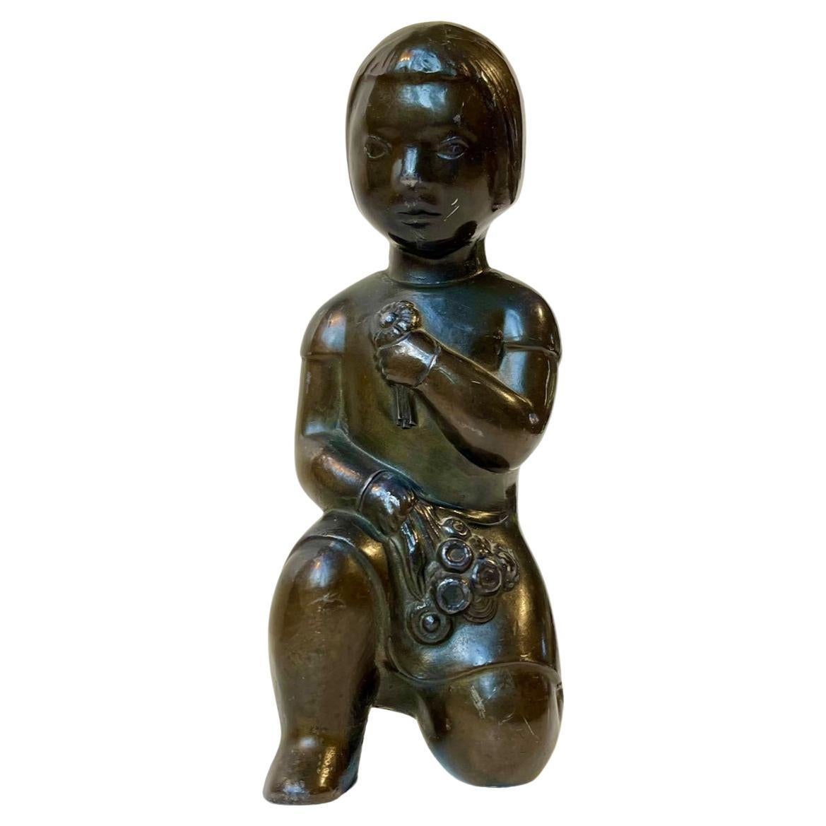 Skandinavische Bronzefigur eines Inuit-Mädchens mit Blumen, 1930er Jahre im Angebot