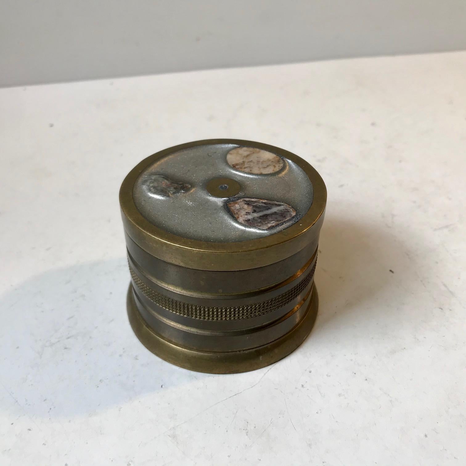 Tabatière scandinave en bronze, coffret avec échantillons de minéraux incrustés, années 1950 Bon état - En vente à Esbjerg, DK
