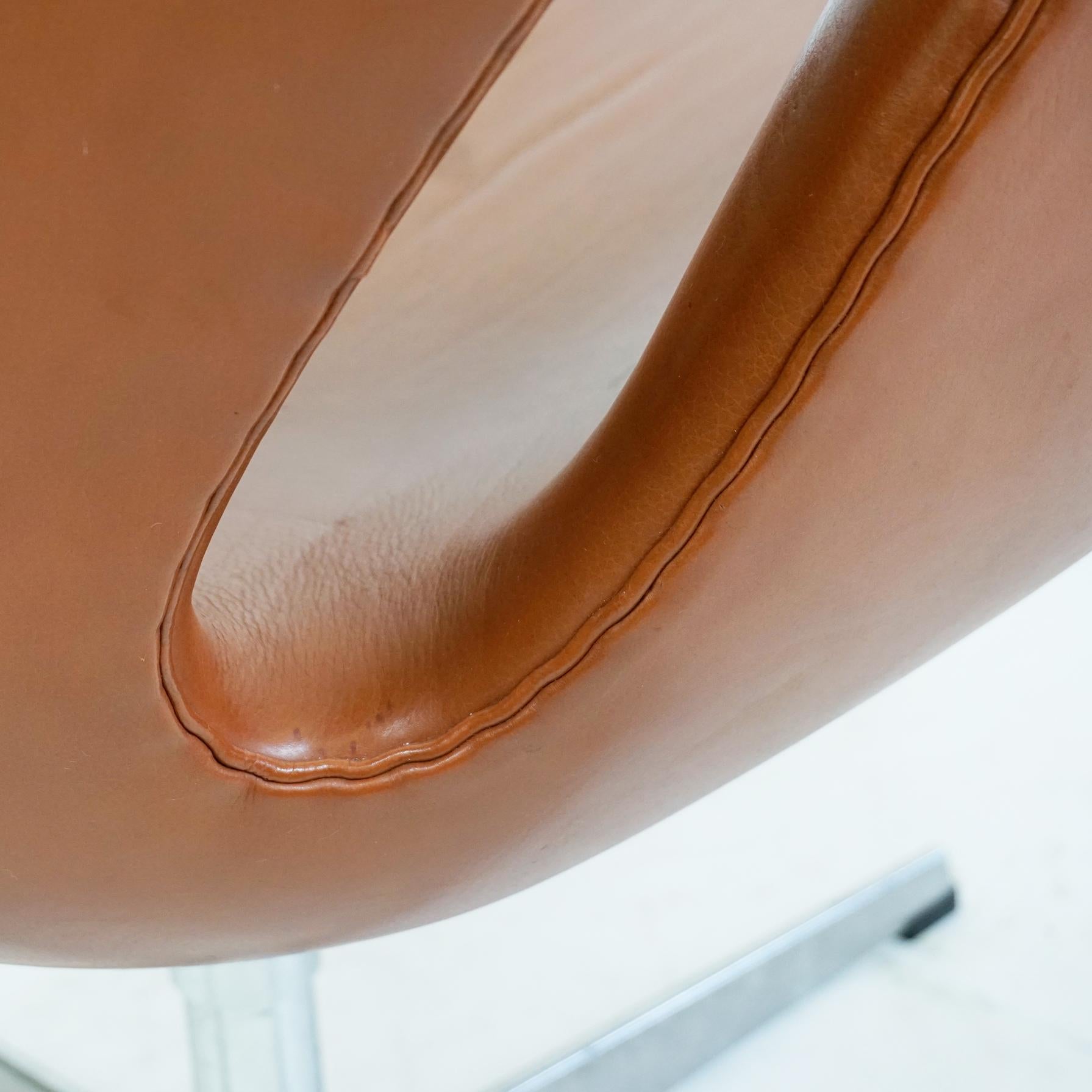 Sedia Cigno scandinava in pelle marrone di Arne Jacobsen per Fritz Hansen Danimarca in vendita 7