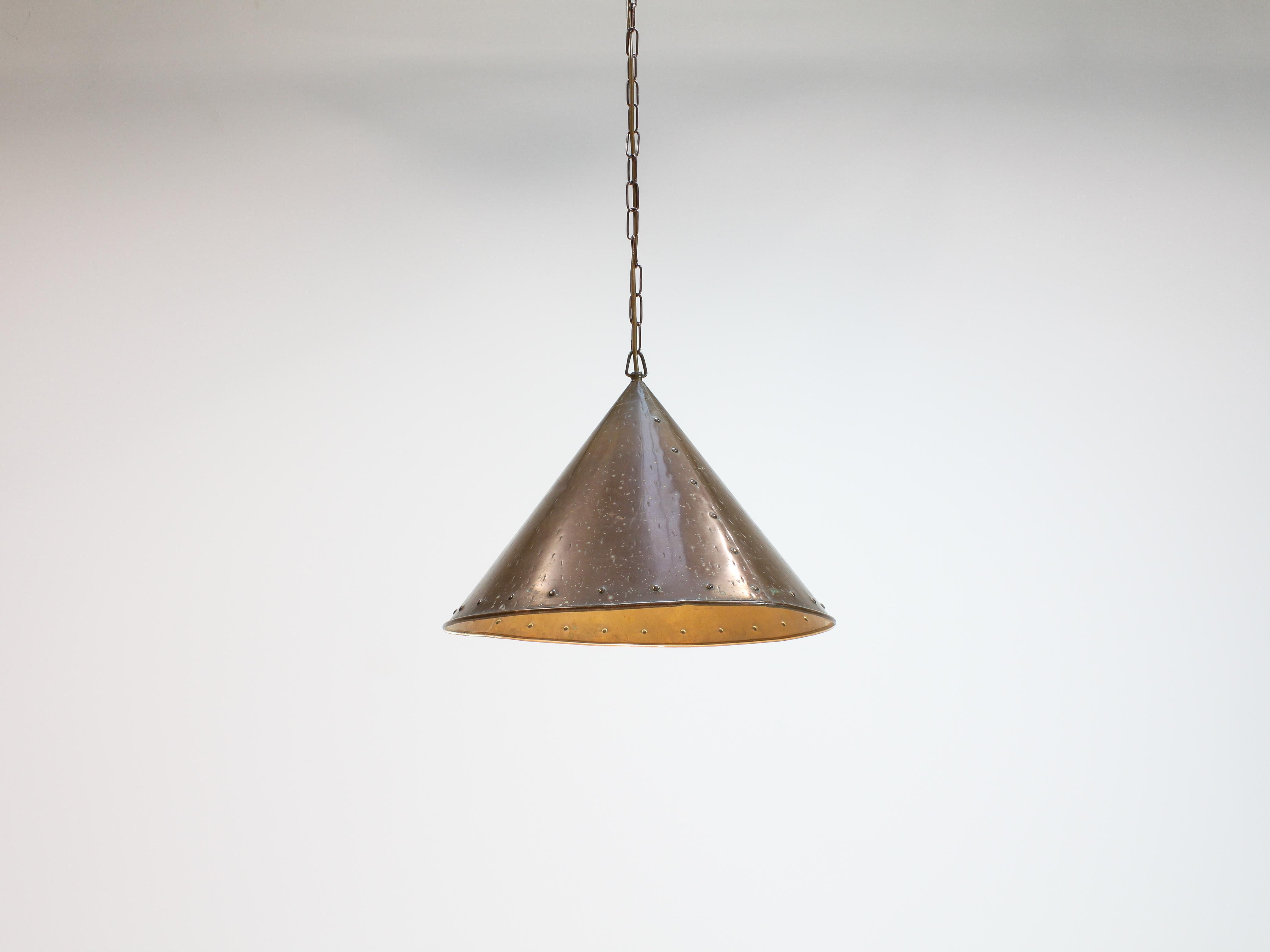 Scandinavian brutalist handcrafted Danish conical copper pendant lamp with the original hanging chain for Th. Valentiner, 1960s.

An impressive handcrafted conical pendant featuring a copper shade and hung using the original hanging