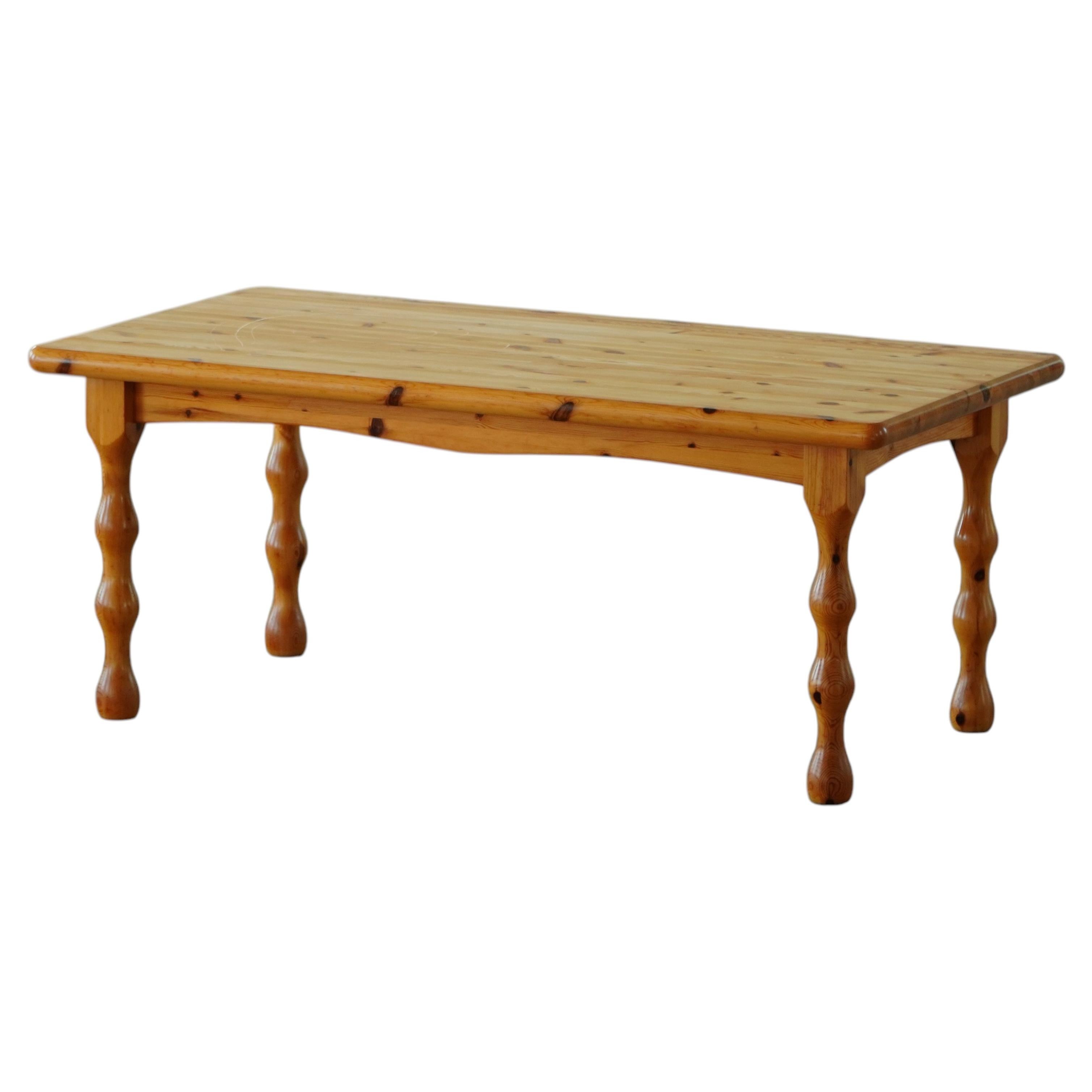 Mesa de centro de pino de estilo brutalista escandinavo con patas torneadas, estilo moderno danés, década de los 70