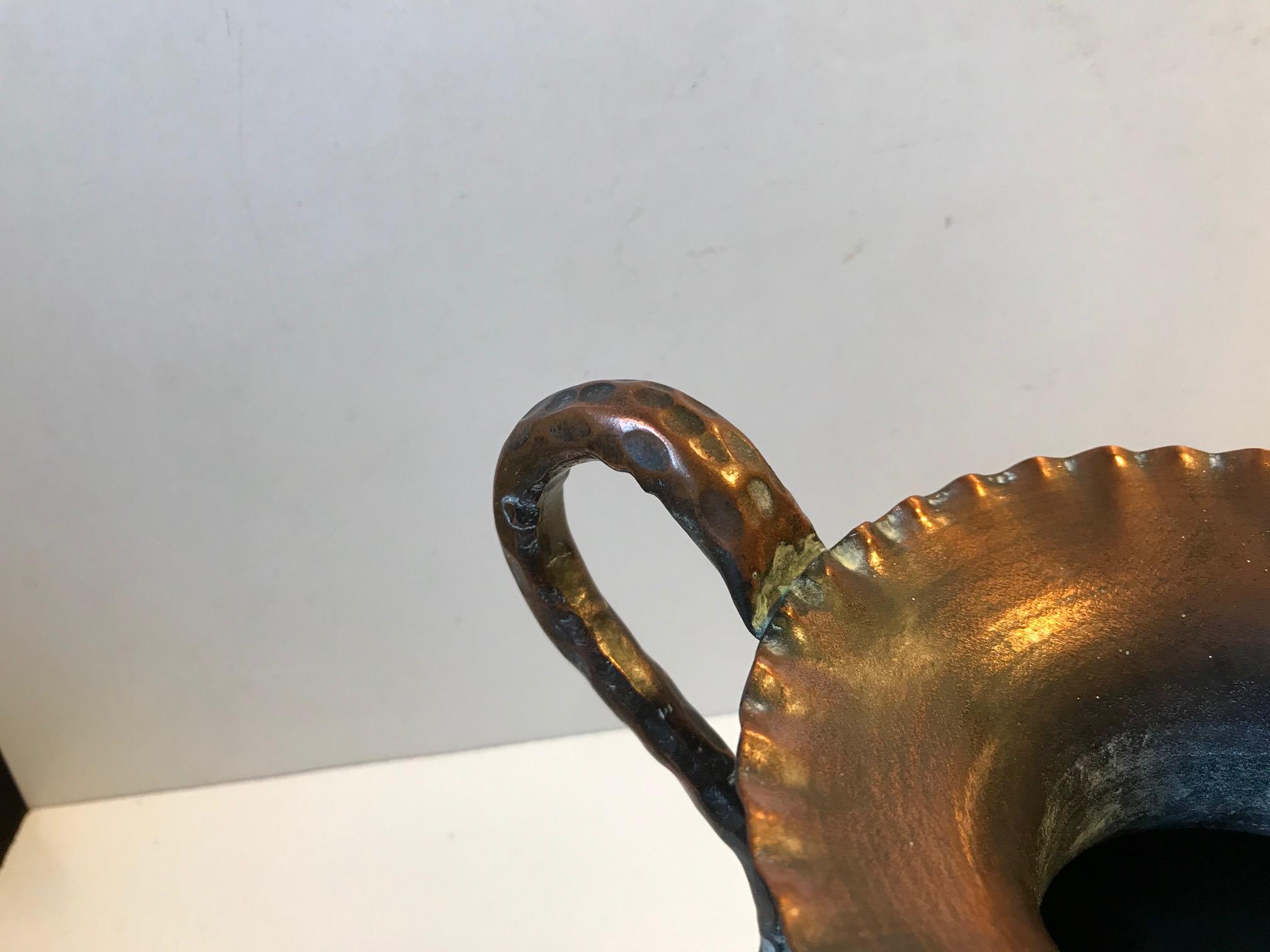 Embossé Vase brutaliste scandinave en cuivre embossé à la main, 1970 en vente