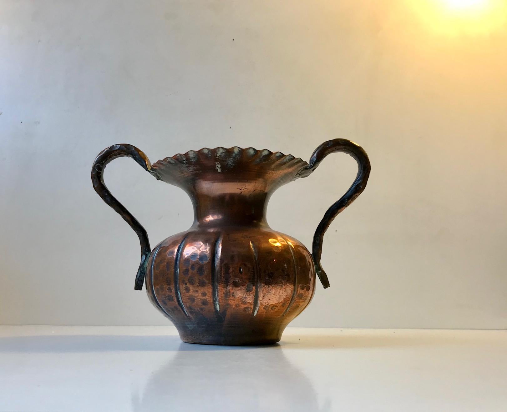 Fin du 20e siècle Vase brutaliste scandinave en cuivre embossé à la main, 1970 en vente
