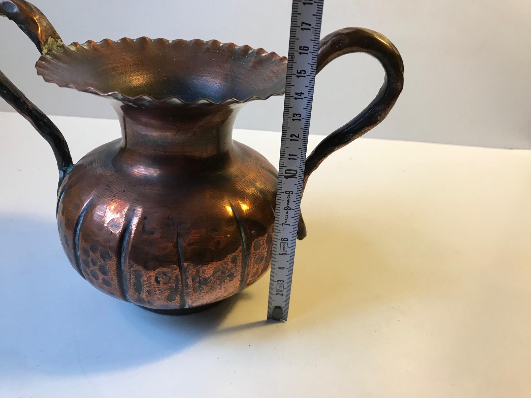 Cuivre Vase brutaliste scandinave en cuivre embossé à la main, 1970 en vente