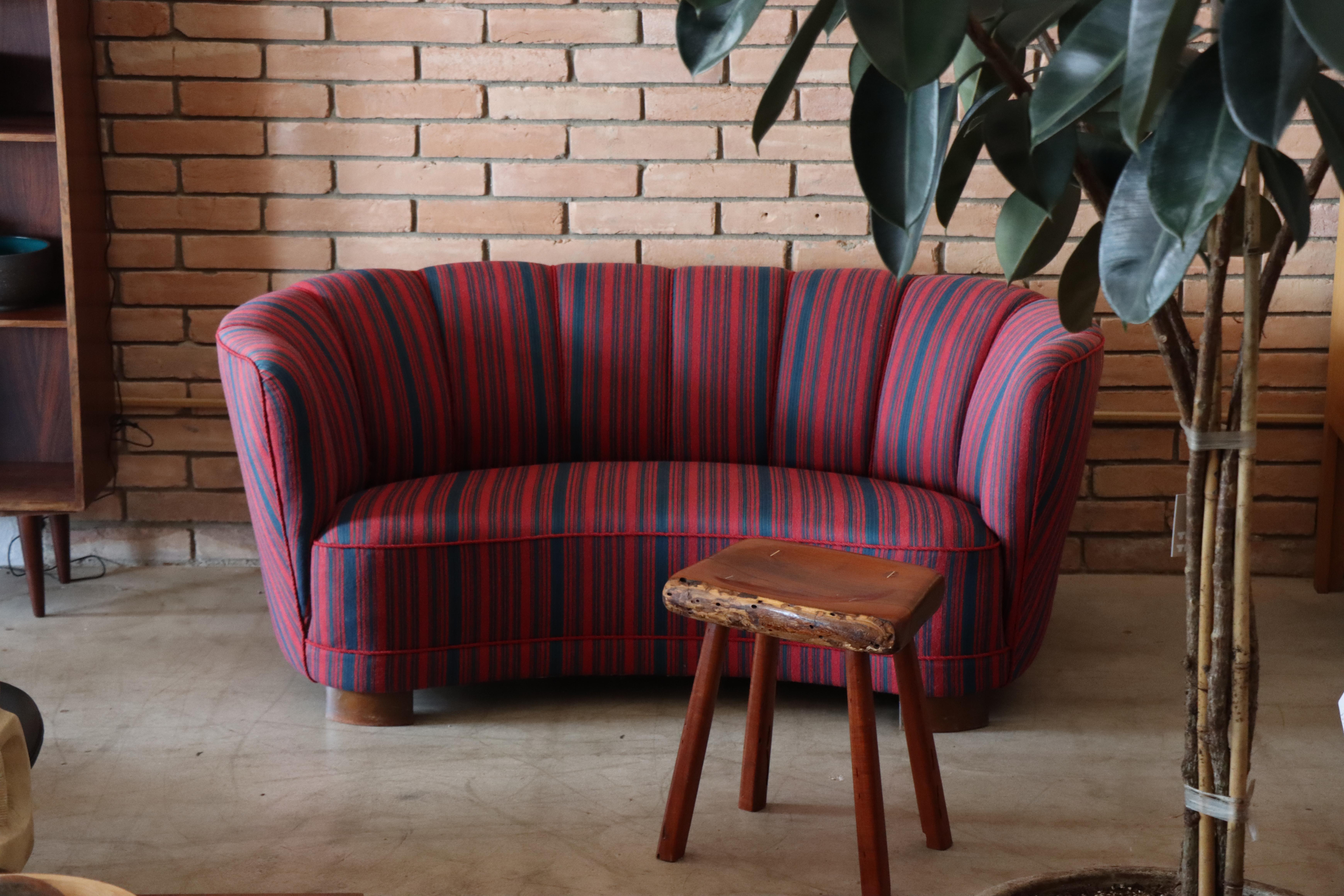 Sofá escandinavo Cabinet Maker Banana, tela original a rayas, años 60 Dinamarca Moderno de mediados de siglo en venta