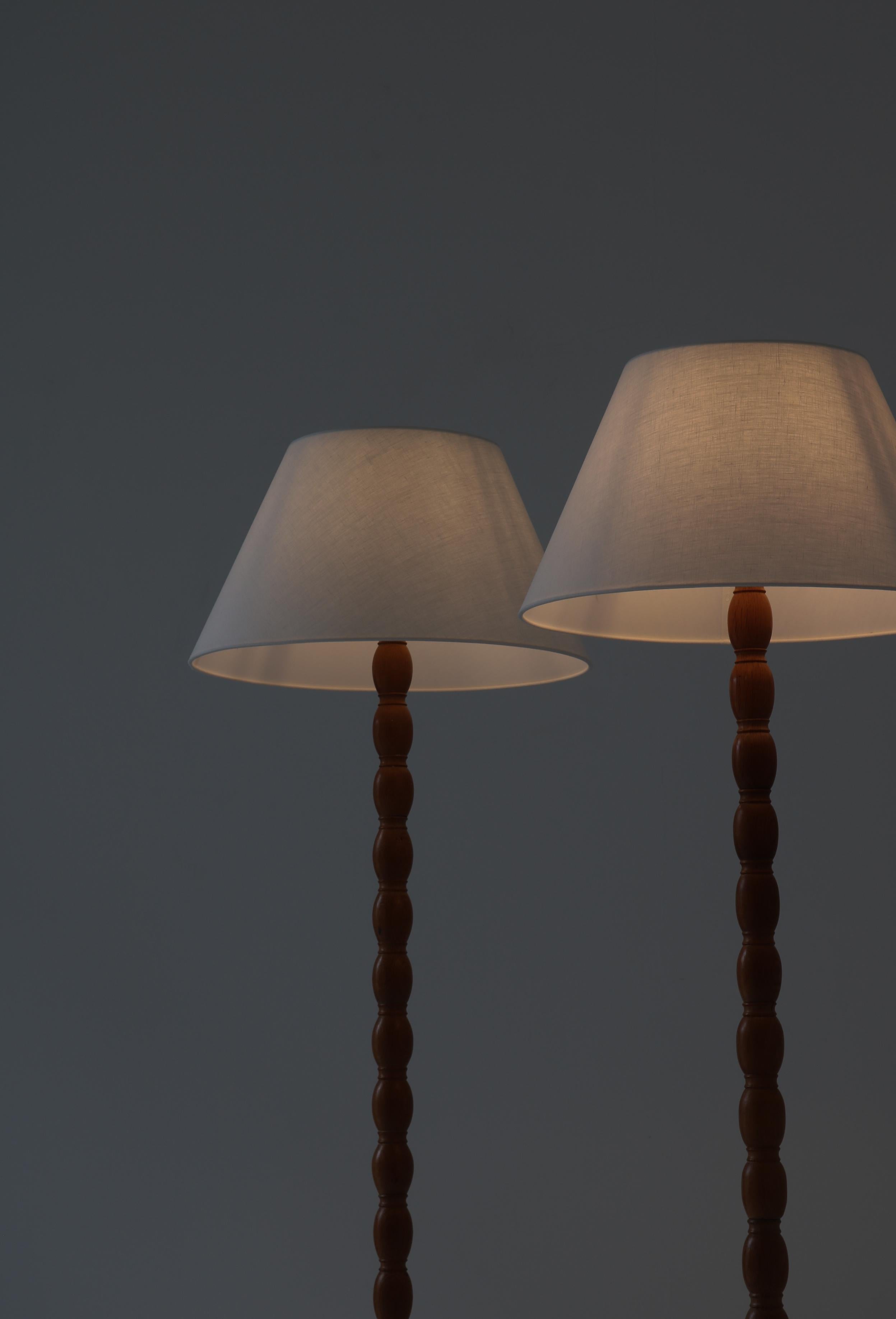 Scandinavian Cabinetmaker Floor Lamps in Turned Oakwood, 1950s For Sale 2