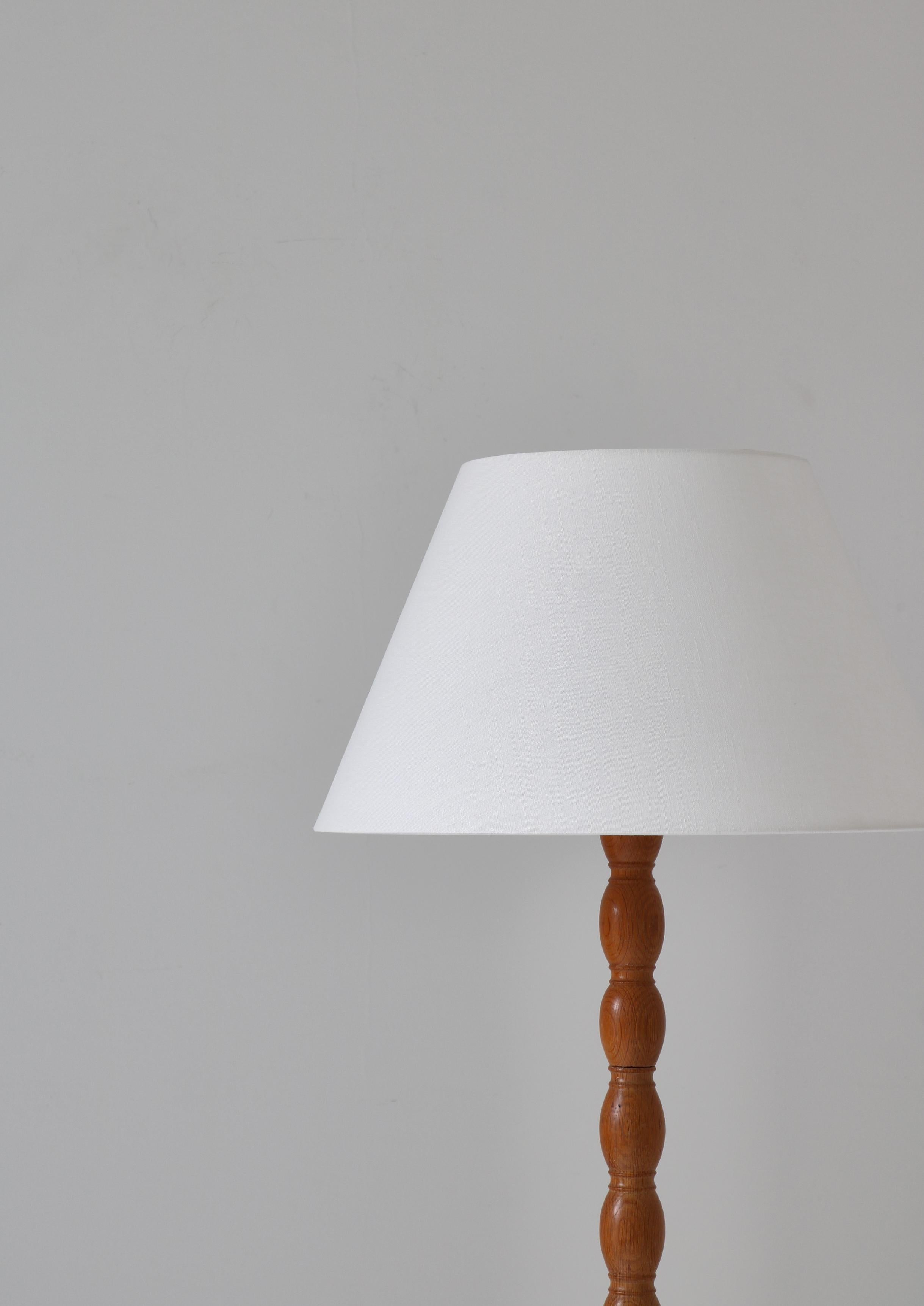 Scandinavian Cabinetmaker Floor Lamps in Turned Oakwood, 1950s For Sale 3