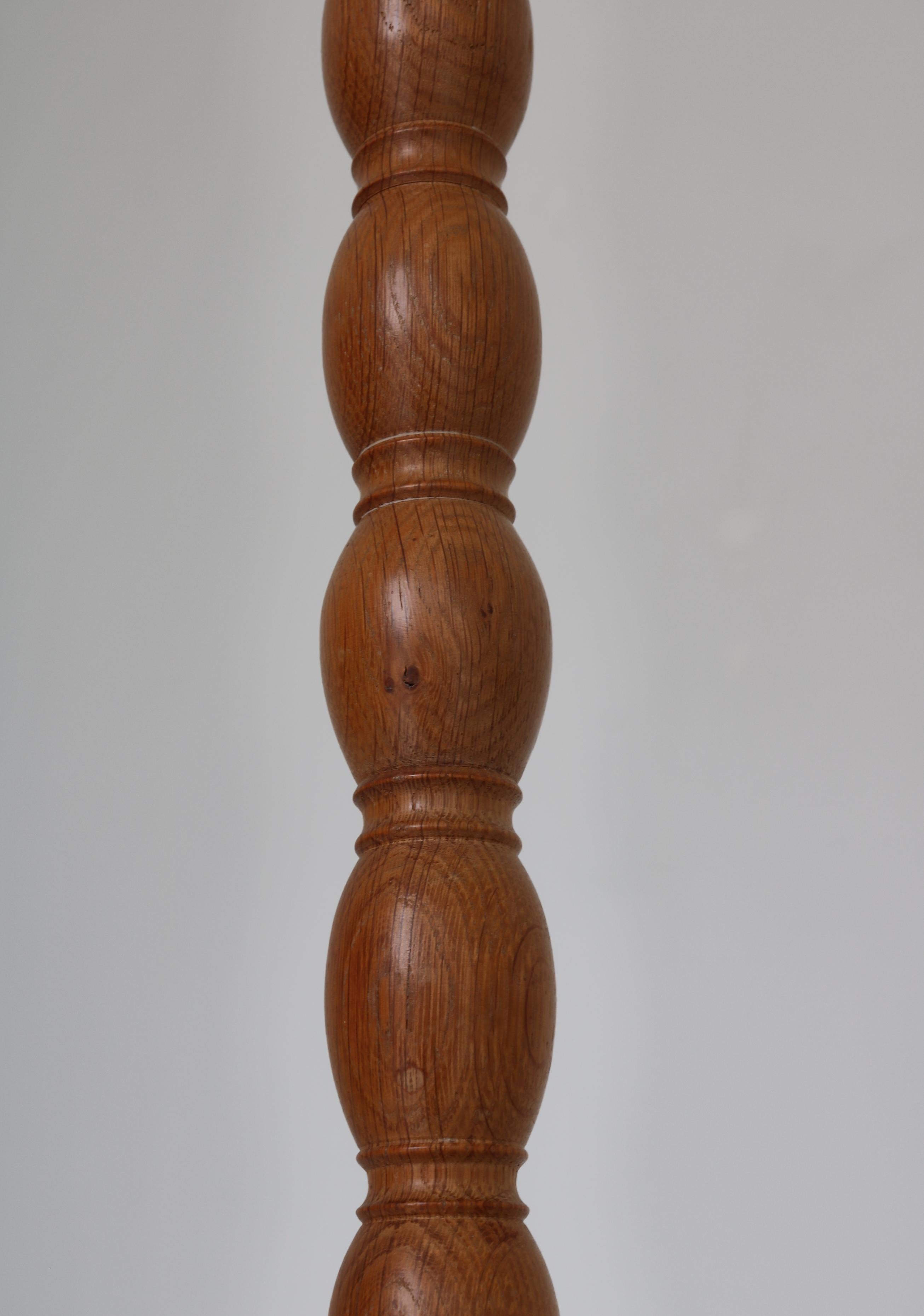 Scandinavian Cabinetmaker Floor Lamps in Turned Oakwood, 1950s For Sale 4