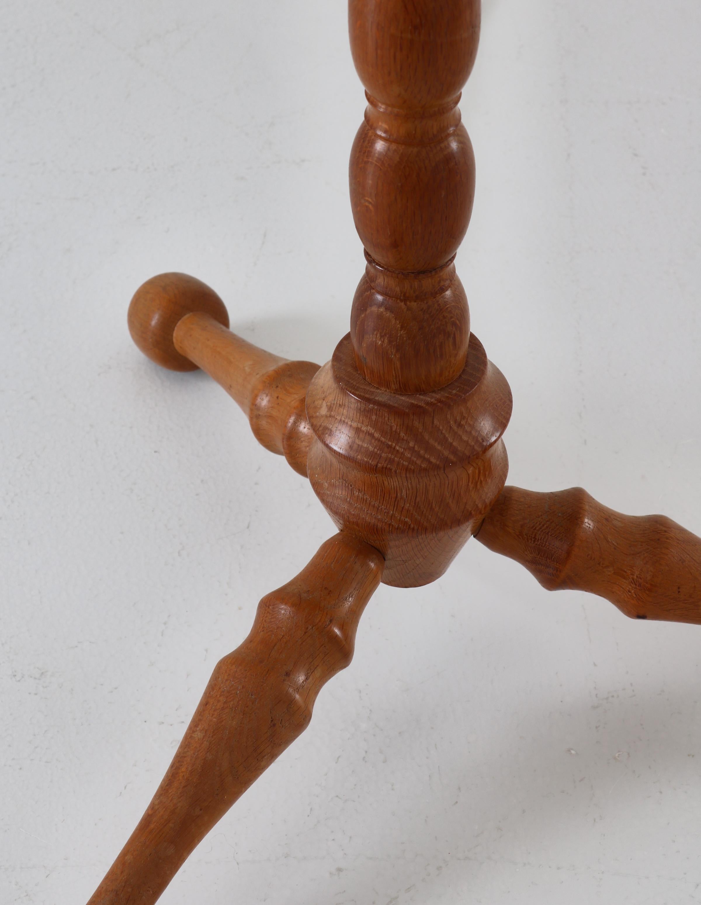 Scandinavian Cabinetmaker Floor Lamps in Turned Oakwood, 1950s For Sale 5