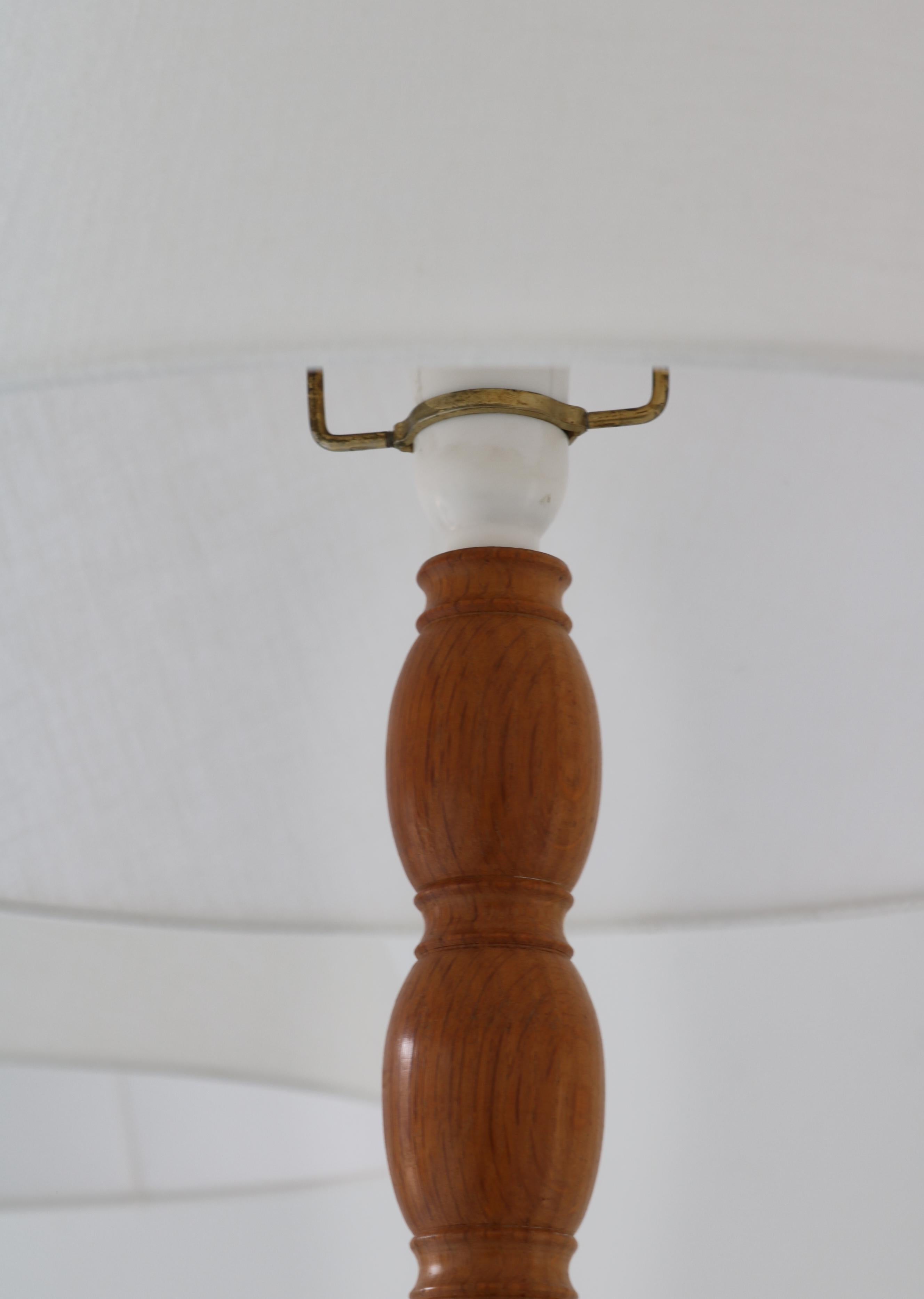 Scandinavian Cabinetmaker Floor Lamps in Turned Oakwood, 1950s For Sale 6