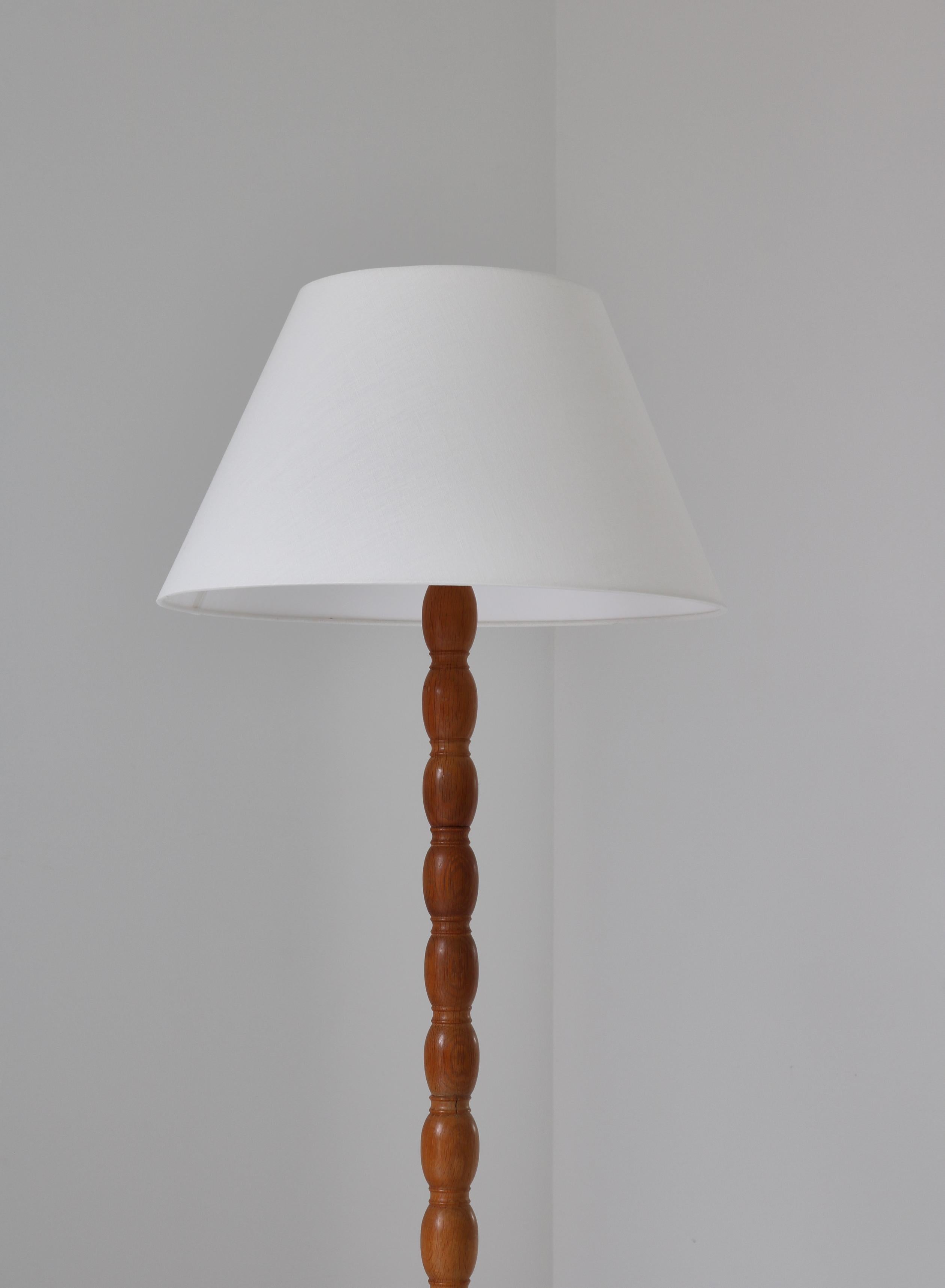 Scandinavian Cabinetmaker Floor Lamps in Turned Oakwood, 1950s For Sale 7