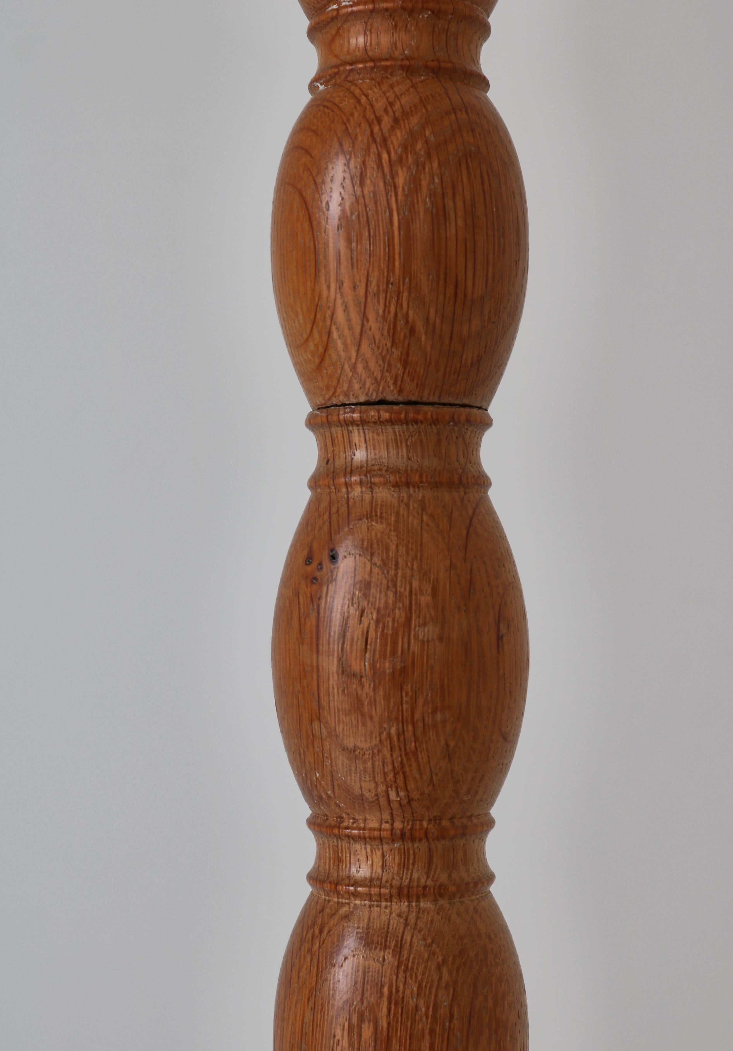 Scandinavian Cabinetmaker Floor Lamps in Turned Oakwood, 1950s For Sale 8