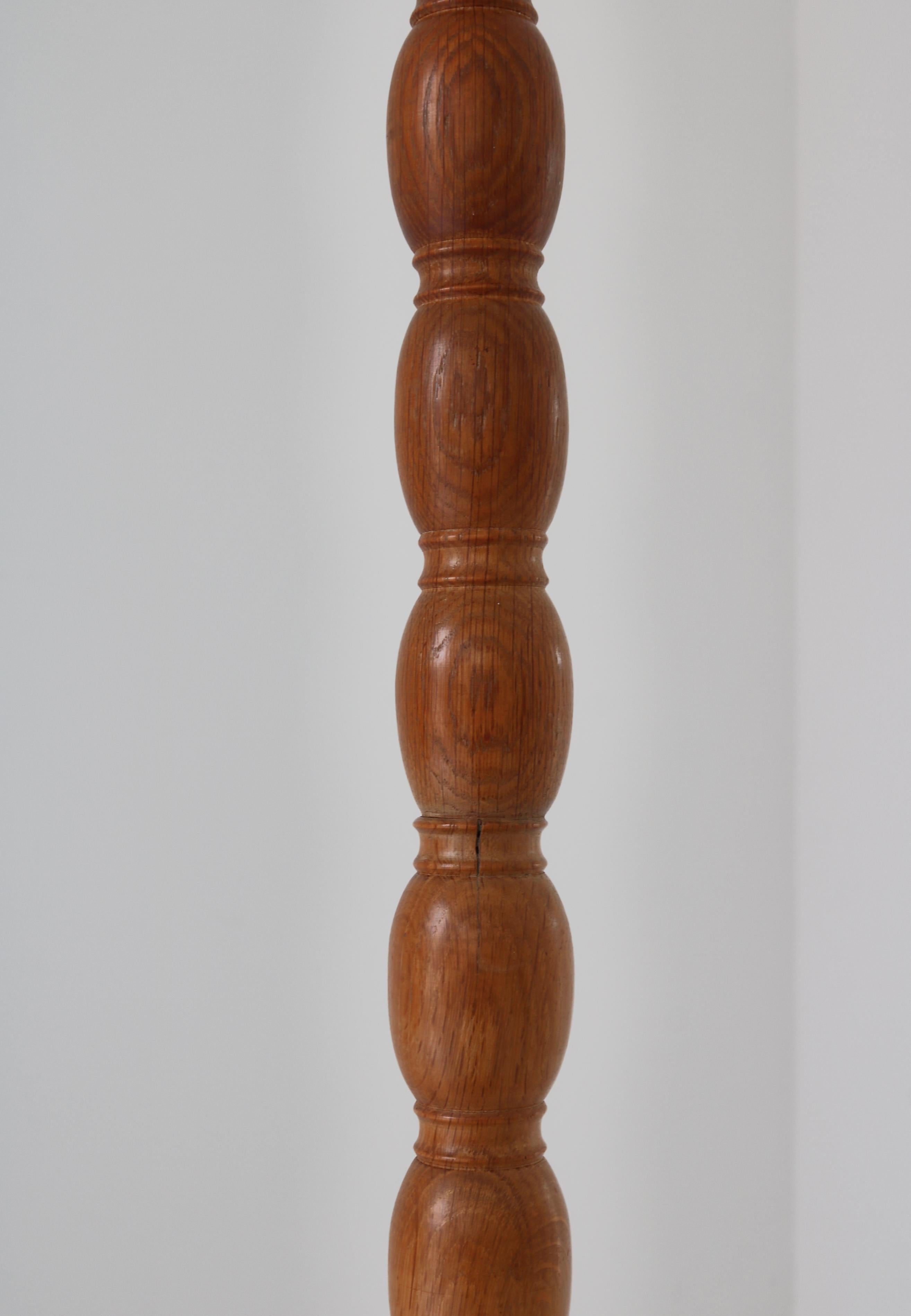 Scandinavian Cabinetmaker Floor Lamps in Turned Oakwood, 1950s For Sale 9