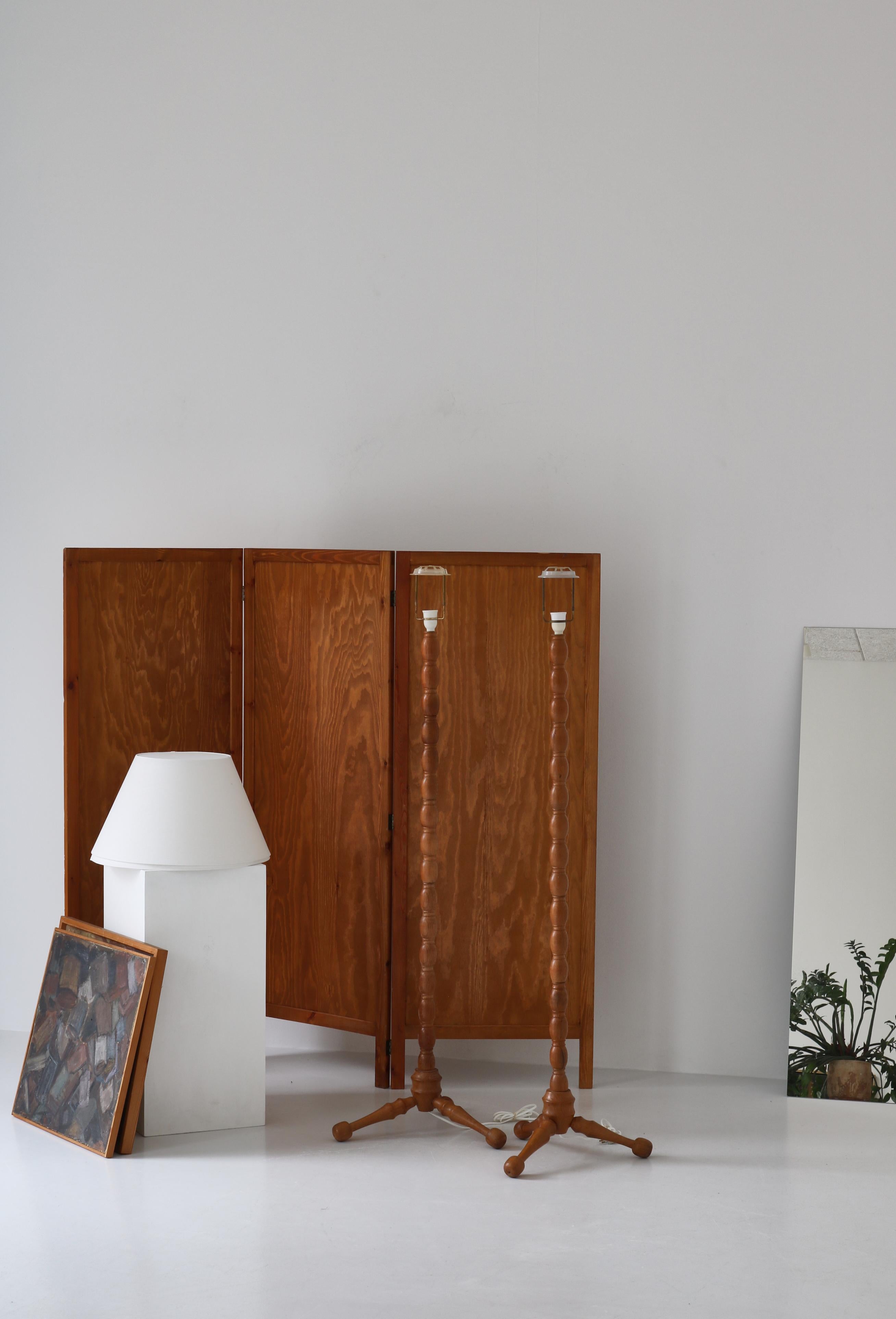 Scandinavian Cabinetmaker Floor Lamps in Turned Oakwood, 1950s For Sale 10