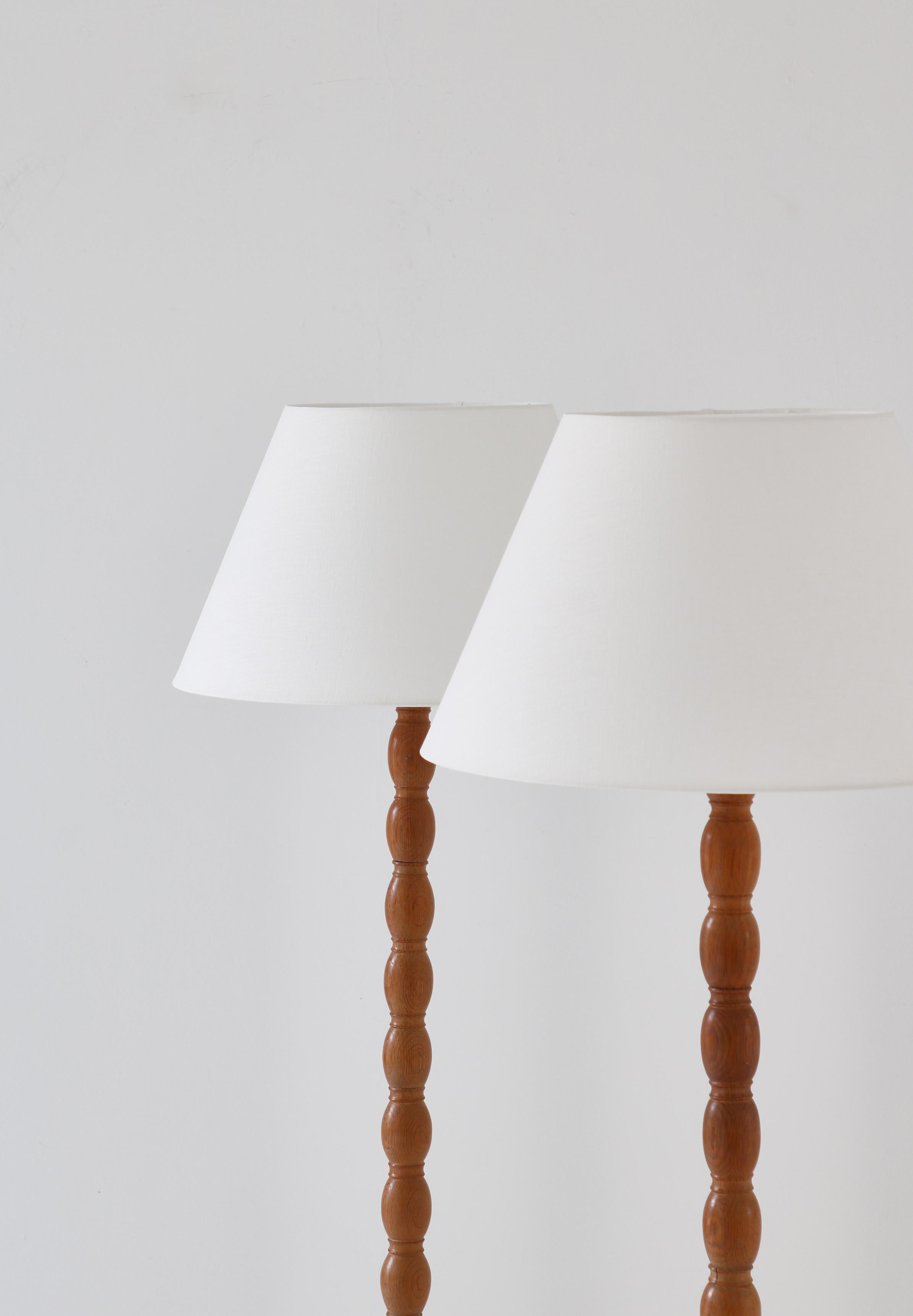 Scandinavian Cabinetmaker Floor Lamps in Turned Oakwood, 1950s In Good Condition For Sale In Odense, DK